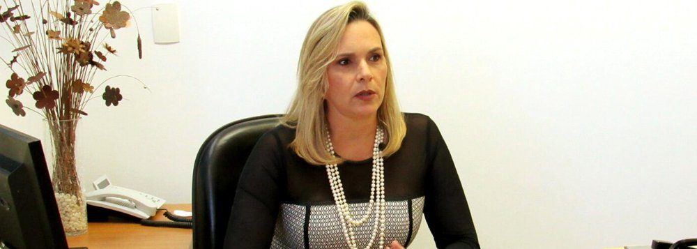 A Câmara Municipal de Salvador aprovou por unanimidade o projeto de autoria da vereadora Kátia Alves que sugere implantação de sistema de cobrança por cartão de crédito e débito nos ônibus, "com o objetivo de reduzir o índice de assaltos a coletivos na cidade", segundo a vereadora; "Com 2,6 mil roubos a ônibus registrados em Salvador no ano passado, numa média de 7,2 casos por dia, conforme tem noticiado a imprensa, é importante investir em alternativas para reduzir essa modalidade de crime, cuja recorrência tem aterrorizado a população da capital", diz Kátia (Foto: Romulo Faro) A Câmara Municipal de Salvador aprovou por unanimidade o projeto de autoria da vereadora Kátia Alves que sugere implantação de sistema de cobrança por cartão de crédito e débito nos ônibus, "com o objetivo de reduzir o índice de assaltos a coletivos na cidade", segundo a vereadora; "Com 2,6 mil roubos a ônibus registrados em Salvador no ano passado, numa média de 7,2 casos por dia, conforme tem noticiado a imprensa, é importante investir em alternativas para reduzir essa modalidade de crime, cuja recorrência tem aterrorizado a população da capital", diz Kátia