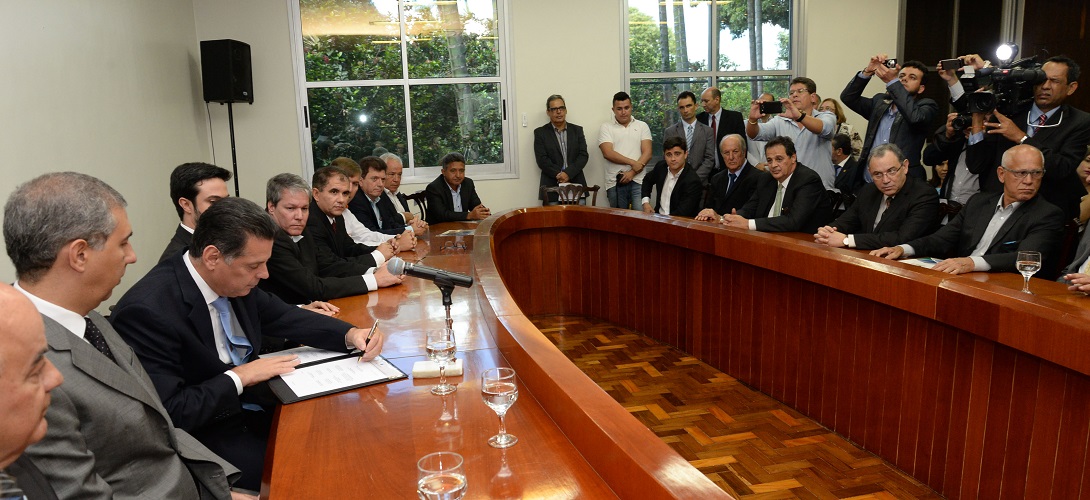 Governador na Assinatura de Protocolo de Intenções entre Governo do estado de Goiás e as empresas Zotye Motors Brasil Ltda., Electro M (Foto: José Barbacena) Governador na Assinatura de Protocolo de Intenções entre Governo do estado de Goiás e as empresas Zotye Motors Brasil Ltda., Electro M