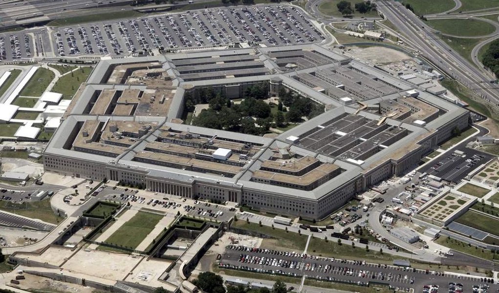 Regras oficiais dos ataques aéreos a alvos do grupo Estado Islâmico provavelmente permanecerão secretas, mas os oficiais do Exército americano afirmam estar implantando uma "escala móvel" com base na região visada, bem como na "oportunidade"; em alguns casos, os ataques aéreos dos Estados Unidos serão autorizados a matar dez civis por investida; acredita-se que o Pentágono tenha matado várias centenas de civis em sua guerra aérea contra o Estado Islâmico desde 2013, enquanto que a versão oficial é de apenas quatorze mortes (Foto: Aquiles Lins) Regras oficiais dos ataques aéreos a alvos do grupo Estado Islâmico provavelmente permanecerão secretas, mas os oficiais do Exército americano afirmam estar implantando uma "escala móvel" com base na região visada, bem como na "oportunidade"; em alguns casos, os ataques aéreos dos Estados Unidos serão autorizados a matar dez civis por investida; acredita-se que o Pentágono tenha matado várias centenas de civis em sua guerra aérea contra o Estado Islâmico desde 2013, enquanto que a versão oficial é de apenas quatorze mortes