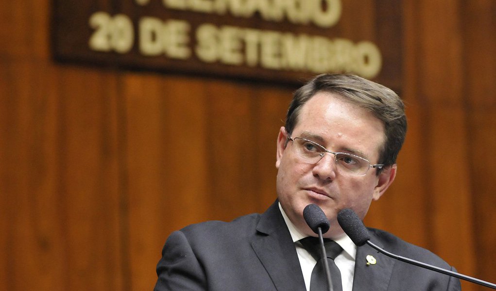 O deputado Ronaldo Santini (PTB), presidente da Frente Parlamentar de Apoio às Santas Casas e Hospitais Filantrópicos, alertou na tribuna da Assembleia Legislativa para as dificuldades que enfrentam essas entidades; segundo ele, que definiu a situação como “desesperadora”, no dia 2 de maio serão suspensos todos os atendimentos eletivos da rede estadual; parlamentar fez uma avaliação da audiência em que foi levantada a questão de o Estado extinguir o co-financiamento, atrasar permanentemente repasses de recursos ordinários e não ter calendário de pagamentos destinados às instituições; Santini leu a Carta de Socorro entregue ao Governo do Estado, na qual hospitais e Santas Casas pedem que o governo “não permita a morte do SUS, das Santas Casas e dos Hospitais Filantrópicos” (Foto: Leonardo Lucena) O deputado Ronaldo Santini (PTB), presidente da Frente Parlamentar de Apoio às Santas Casas e Hospitais Filantrópicos, alertou na tribuna da Assembleia Legislativa para as dificuldades que enfrentam essas entidades; segundo ele, que definiu a situação como “desesperadora”, no dia 2 de maio serão suspensos todos os atendimentos eletivos da rede estadual; parlamentar fez uma avaliação da audiência em que foi levantada a questão de o Estado extinguir o co-financiamento, atrasar permanentemente repasses de recursos ordinários e não ter calendário de pagamentos destinados às instituições; Santini leu a Carta de Socorro entregue ao Governo do Estado, na qual hospitais e Santas Casas pedem que o governo “não permita a morte do SUS, das Santas Casas e dos Hospitais Filantrópicos”