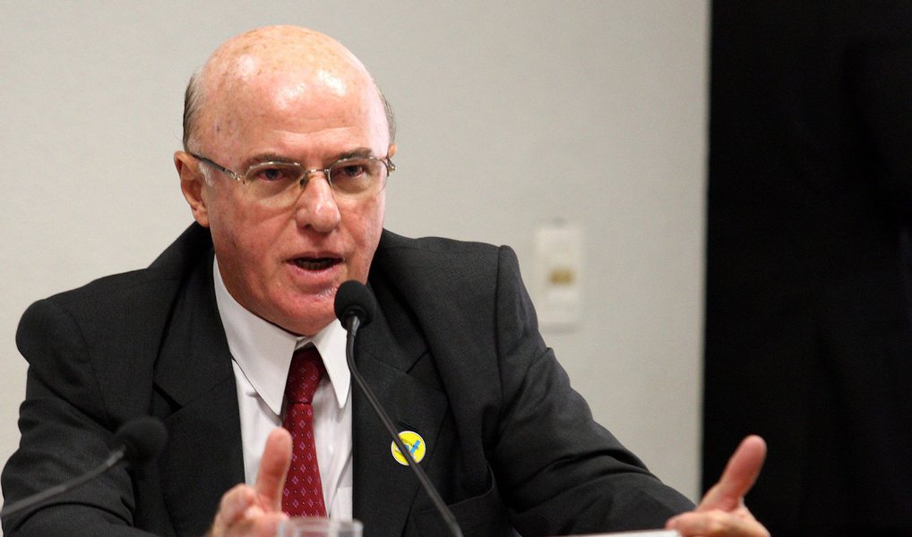 O ex-presidente da Eletronuclear Othon Pinheiro da Silva negou ter recebido propina da empreiteira Andrade Gutierrez pelas obras da usina nuclear de Angra 3; de acordo com o Ministério Público Federal, Pinheiro Silva é acusado de corrupção ativa por aceitar R$ 3 milhões pela obra; o ex-presidente da Eletronuclear negou a propina em depoimento prestado nesta sexta (29) na 7ª Vara Federal Criminal, no Rio; ele confirmou ter recebido pagamento da empreiteira (Foto: Valter Lima) O ex-presidente da Eletronuclear Othon Pinheiro da Silva negou ter recebido propina da empreiteira Andrade Gutierrez pelas obras da usina nuclear de Angra 3; de acordo com o Ministério Público Federal, Pinheiro Silva é acusado de corrupção ativa por aceitar R$ 3 milhões pela obra; o ex-presidente da Eletronuclear negou a propina em depoimento prestado nesta sexta (29) na 7ª Vara Federal Criminal, no Rio; ele confirmou ter recebido pagamento da empreiteira