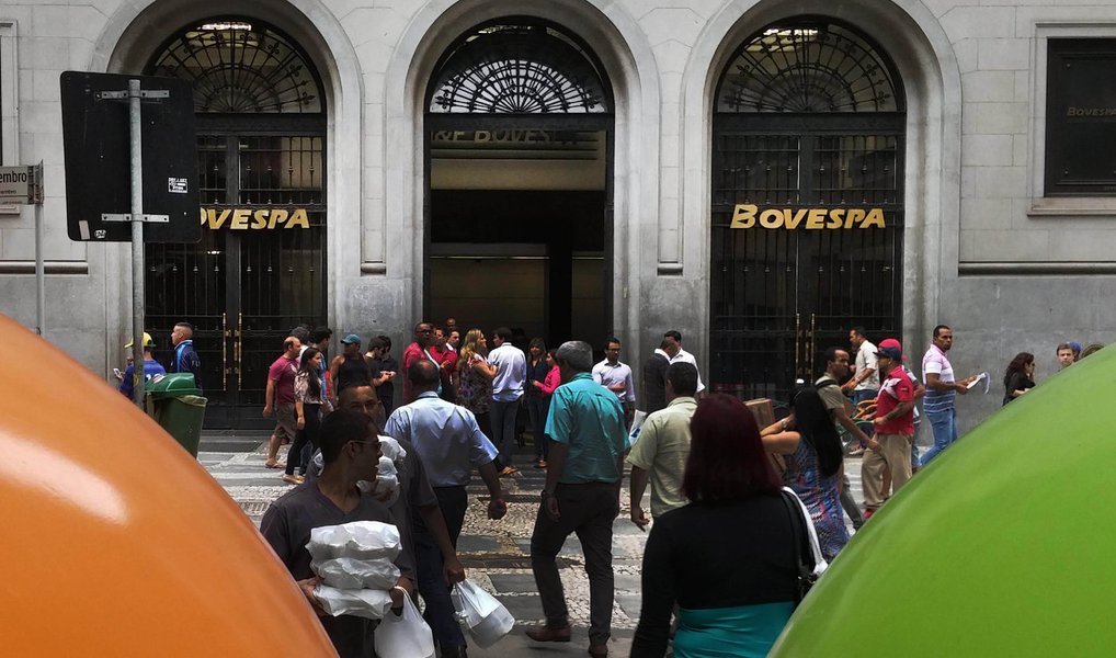 Em um dia de euforia no mercado de ações, a Bolsa de Valores de São Paulo teve forte alta e fechou no maior nível em 11 meses; o Ibovespa, índice da Bolsa de São Paulo, encerrou a quarta (27) com alta de 2,63%, aos 54.478 pontos; as ações da Petrobras, as mais negociadas, puxaram a alta; o dólar iniciou o dia em alta, mas fechou praticamente estável, vendido a R$ 3,5243, com valorização de 0,15%; além do cenário político, o mercado financeiro foi influenciado pela decisão do Federal Reserve de manter os juros básicos dos Estados Unidos entre 0,25% e 0,50% ao ano (Foto: Valter Lima) Em um dia de euforia no mercado de ações, a Bolsa de Valores de São Paulo teve forte alta e fechou no maior nível em 11 meses; o Ibovespa, índice da Bolsa de São Paulo, encerrou a quarta (27) com alta de 2,63%, aos 54.478 pontos; as ações da Petrobras, as mais negociadas, puxaram a alta; o dólar iniciou o dia em alta, mas fechou praticamente estável, vendido a R$ 3,5243, com valorização de 0,15%; além do cenário político, o mercado financeiro foi influenciado pela decisão do Federal Reserve de manter os juros básicos dos Estados Unidos entre 0,25% e 0,50% ao ano