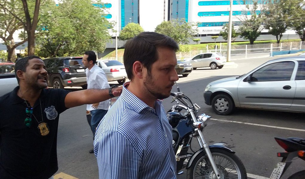 Delegado Lindomar Toffoli, titular da Delegacia Fazendária (Defaz) e responsável pela condução da Operação Sodoma, afirmou que o empresário Rodrigo Barbosa, filho do ex-governador Silval Barbosa (PMDB), recebeu R$ 433,5 mil (85% de um total de R$ 510 mil) de propina; o dinheiro foi pago pelo empresário Júlio Minoru Tisuji, da Webtech Softwares e Serviços Ltda., para manter contratos com o Governo do Estado, nos anos de 2014 e 2015 (Foto: Roberta Namour) Delegado Lindomar Toffoli, titular da Delegacia Fazendária (Defaz) e responsável pela condução da Operação Sodoma, afirmou que o empresário Rodrigo Barbosa, filho do ex-governador Silval Barbosa (PMDB), recebeu R$ 433,5 mil (85% de um total de R$ 510 mil) de propina; o dinheiro foi pago pelo empresário Júlio Minoru Tisuji, da Webtech Softwares e Serviços Ltda., para manter contratos com o Governo do Estado, nos anos de 2014 e 2015