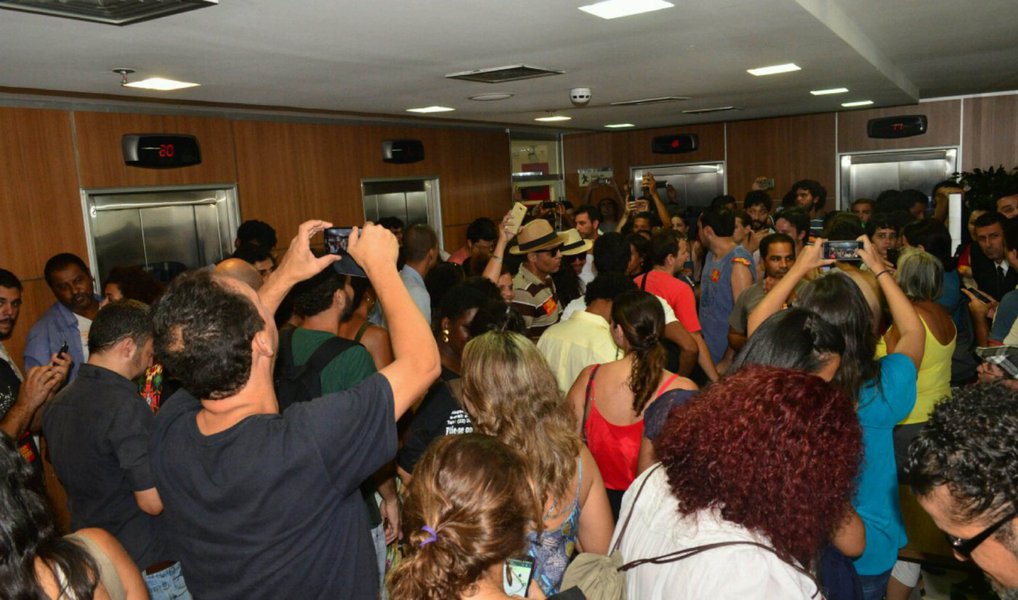 Em greve desde 2 de março, os professores da rede estadual do Rio de Janeiro decidiram pela continuação da greve, em assembleia geral, no centro da capital fluminense; de acordo com Sindicato Estadual dos Profissionais de Educação (Sepe), a greve ganhou mais força depois que o governo anunciou que não pagará os salário dos aposentados que recebem mais de R$ 2 mil líquidos; a categoria tem outras reivindicações como melhores condições de trabalho, de estudos para os nossos alunos e eleição direta para diretor de escola (Foto: Leonardo Lucena) Em greve desde 2 de março, os professores da rede estadual do Rio de Janeiro decidiram pela continuação da greve, em assembleia geral, no centro da capital fluminense; de acordo com Sindicato Estadual dos Profissionais de Educação (Sepe), a greve ganhou mais força depois que o governo anunciou que não pagará os salário dos aposentados que recebem mais de R$ 2 mil líquidos; a categoria tem outras reivindicações como melhores condições de trabalho, de estudos para os nossos alunos e eleição direta para diretor de escola