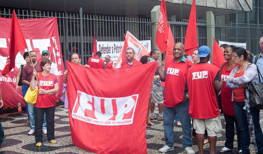 A Federação Única dos Petroleiros (FUP) divulgou nota manifestando sua posição contrária ao golpe contra a presidente Dilma; segundo o texto, "a história de luta dos petroleiros brasileiros sempre esteve ligada à defesa da democracia, da soberania e dos direitos sociais"; "Nossa luta não é de hoje. Resistimos ao golpe civil-militar que derrubou João Goulart em 1964, fizemos greves contra a ditadura, lutamos pela redemocratização, enfrentamos o neoliberalismo e todas as políticas privatistas e de ataques à classe trabalhadora"; segundo a FUP, o golpe não só contra Dilma, mas contra "a democracia, é contra a soberania e contra as conquistas do povo brasileiro" (Foto: Leonardo Lucena) A Federação Única dos Petroleiros (FUP) divulgou nota manifestando sua posição contrária ao golpe contra a presidente Dilma; segundo o texto, "a história de luta dos petroleiros brasileiros sempre esteve ligada à defesa da democracia, da soberania e dos direitos sociais"; "Nossa luta não é de hoje. Resistimos ao golpe civil-militar que derrubou João Goulart em 1964, fizemos greves contra a ditadura, lutamos pela redemocratização, enfrentamos o neoliberalismo e todas as políticas privatistas e de ataques à classe trabalhadora"; segundo a FUP, o golpe não só contra Dilma, mas contra "a democracia, é contra a soberania e contra as conquistas do povo brasileiro"