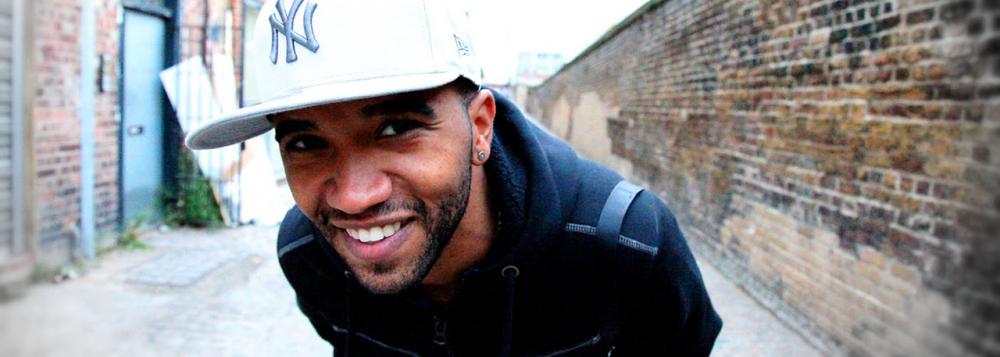 O cantor e compositor de rap Flavio Renegado convocou, pelas redes sociais, a população a fazer uma manifestação contra o impeachment da presidente Dilma no Rio; "Salve, salve a rapazeada! Quero convocar todo mundo para estar amanhãs, às 9h da manha, em Copacabana, em frente à casa do Brizola. Vamos chegar junto. O morro vai descer em peso. Não ao golpe! A favor da democracia sempre", afirmou; no final do vídeo, o Renegado cantou um trechinho de uma canção que fez em parceira com o vocalista do Detonautas Tico Santa Cruz; "O morro mandou avisar, se a senzala descer ninguém vai segurar..." (Foto: Leonardo Lucena) O cantor e compositor de rap Flavio Renegado convocou, pelas redes sociais, a população a fazer uma manifestação contra o impeachment da presidente Dilma no Rio; "Salve, salve a rapazeada! Quero convocar todo mundo para estar amanhãs, às 9h da manha, em Copacabana, em frente à casa do Brizola. Vamos chegar junto. O morro vai descer em peso. Não ao golpe! A favor da democracia sempre", afirmou; no final do vídeo, o Renegado cantou um trechinho de uma canção que fez em parceira com o vocalista do Detonautas Tico Santa Cruz; "O morro mandou avisar, se a senzala descer ninguém vai segurar..."