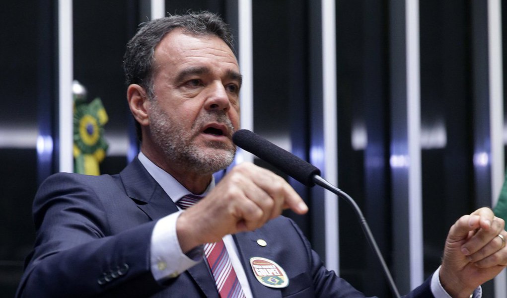 "O que está em curso é um golpe. E o golpe não passará", discursou o deputado Daniel Almeida (BA), líder do PCdoB na Câmara, em sessão no plenário nesta sexta-feira 15 que discute o relatório pró-impeachment do deputado Jovair Arantes (PTB-GO); "Não existe crime que justifique o acatamento desse pedido de impeachment", disse Daniel Almeida; "Se não há crime, não há que se fazer julgamento", completou; para ele, a acusação contra a presidente Dilma teve teor panfletário (Foto: Gisele Federicce) "O que está em curso é um golpe. E o golpe não passará", discursou o deputado Daniel Almeida (BA), líder do PCdoB na Câmara, em sessão no plenário nesta sexta-feira 15 que discute o relatório pró-impeachment do deputado Jovair Arantes (PTB-GO); "Não existe crime que justifique o acatamento desse pedido de impeachment", disse Daniel Almeida; "Se não há crime, não há que se fazer julgamento", completou; para ele, a acusação contra a presidente Dilma teve teor panfletário