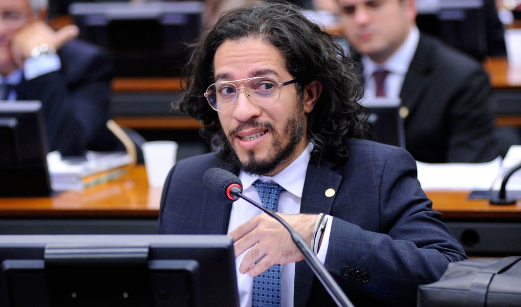 "Eu sou oposição ao governo Dilma, mas ela foi legitimamente eleita. Questionar a eleição dela é questionar a minha eleição", afirmou o deputado federal Jean Wyllys (Psol-RJ); segundo ele, "as pessoas precisam se dar conta de que foram às ruas lutar contra a corrupção e não percebem que as pessoas que conduzem o impeachment são corruptas. Elas deveria se levantar contra eles"; para Wyllys, o presidente da Câmara, Eduardo Cunha (PMDB-RJ), é um "gângster" e o vice-presidente Michel Temer é um "traidor" (Foto: Leonardo Lucena) "Eu sou oposição ao governo Dilma, mas ela foi legitimamente eleita. Questionar a eleição dela é questionar a minha eleição", afirmou o deputado federal Jean Wyllys (Psol-RJ); segundo ele, "as pessoas precisam se dar conta de que foram às ruas lutar contra a corrupção e não percebem que as pessoas que conduzem o impeachment são corruptas. Elas deveria se levantar contra eles"; para Wyllys, o presidente da Câmara, Eduardo Cunha (PMDB-RJ), é um "gângster" e o vice-presidente Michel Temer é um "traidor"