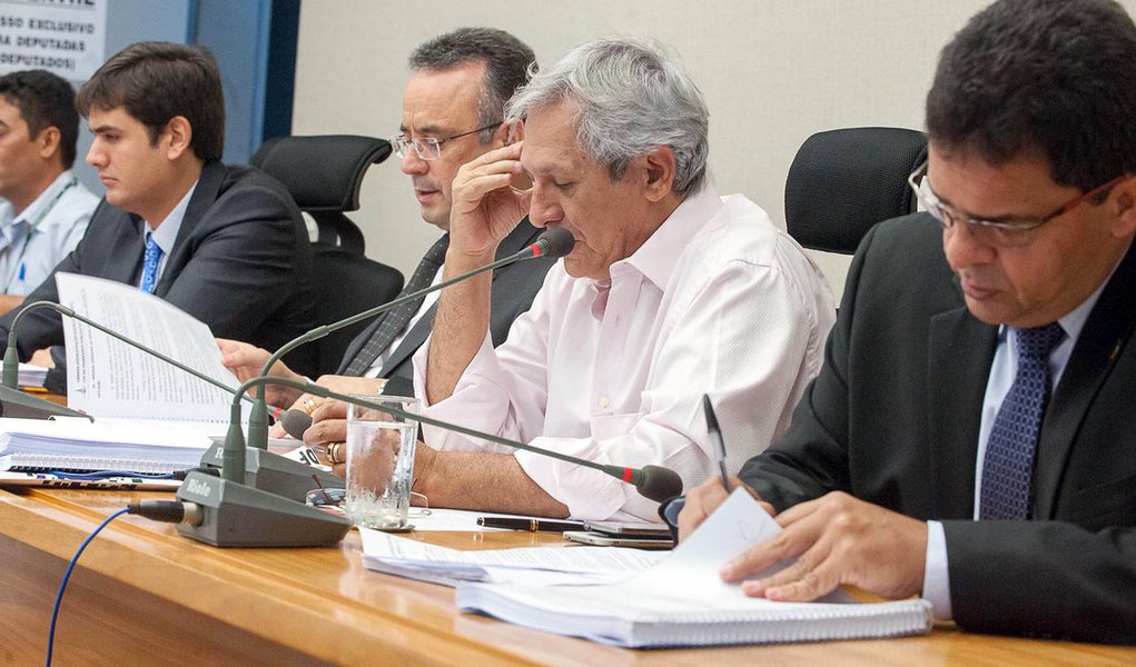 A CPI dos Transportes decidiu que o relatório final das investigações elaborado pelo deputado Raimundo Ribeiro (PPS) será votado nesta quarta-feira (27), na sala das comissões; a decisão foi anunciada, quando o colegiado retomou os trabalhos suspensos; o presidente da CPI, deputado Bispo Renato Andrade (PR), também anunciou aos presentes que a CPI foi prorrogada por mais 30 dias, a contar desta data; TJ-DF aceitou, em abril do ano passado, a denúncia do MP contra o ex-secretário de Transportes José Walter Vazquez, o advogado Sasha Reck e de outras duas pessoas suspeitas de favorecimento em licitações, em 2012; a estimativa do MP é de que as empresas faturariam R$ 10 bilhões em dez anos, prazo da concessão, que poderia ser renovada por igual período (Foto: Leonardo Lucena) A CPI dos Transportes decidiu que o relatório final das investigações elaborado pelo deputado Raimundo Ribeiro (PPS) será votado nesta quarta-feira (27), na sala das comissões; a decisão foi anunciada, quando o colegiado retomou os trabalhos suspensos; o presidente da CPI, deputado Bispo Renato Andrade (PR), também anunciou aos presentes que a CPI foi prorrogada por mais 30 dias, a contar desta data; TJ-DF aceitou, em abril do ano passado, a denúncia do MP contra o ex-secretário de Transportes José Walter Vazquez, o advogado Sasha Reck e de outras duas pessoas suspeitas de favorecimento em licitações, em 2012; a estimativa do MP é de que as empresas faturariam R$ 10 bilhões em dez anos, prazo da concessão, que poderia ser renovada por igual período
