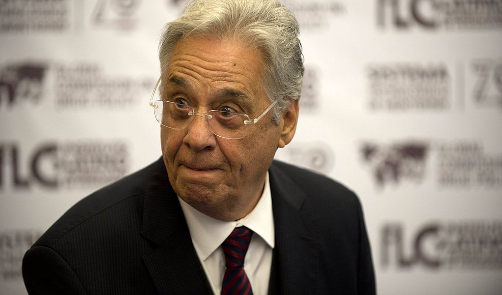"A República presidencialista está podre, sua essência é a corrupção, e essa não começou com os governos do PT. As privatizações, ocorridas durante o governo de Fernando Henrique Cardoso, foram um poderoso veículo de corrupção dos políticos do seu partido. Mas a imprensa corporativa nunca disse nada sobre isso, e se esquece dos grandes escândalos. Infelizmente, Fernando Henrique está renegando o seu passado democrata, ao apoiar o golpe de Estado sob a forma de um impeachmenté", afirma o cientista político e historiador brasileiro Luiz Alberto Moniz Bandeira (Foto: Roberta Namour) "A República presidencialista está podre, sua essência é a corrupção, e essa não começou com os governos do PT. As privatizações, ocorridas durante o governo de Fernando Henrique Cardoso, foram um poderoso veículo de corrupção dos políticos do seu partido. Mas a imprensa corporativa nunca disse nada sobre isso, e se esquece dos grandes escândalos. Infelizmente, Fernando Henrique está renegando o seu passado democrata, ao apoiar o golpe de Estado sob a forma de um impeachmenté", afirma o cientista político e historiador brasileiro Luiz Alberto Moniz Bandeira