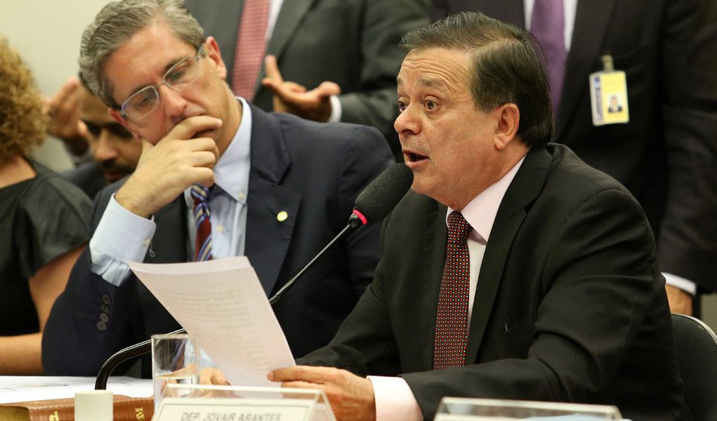 Com a publicação no Diário da Câmara dos Deputados começa a contar o prazo de 48 horas para que o parecer do deputado Jovair Arantes (PTB-GO), que pede a continuidade do processo de impeachment da presidenta Dilma, entre na pauta de votações; a peça inteira do processo, desde a entrega do pedido até a votação do parecer na Câmara e leitura em plenário, somando mais de 10 mil páginas, está publicada na edição desta quarta-feira (13), a partir da página 3, do Diário da Câmara (Foto: Leonardo Lucena) Com a publicação no Diário da Câmara dos Deputados começa a contar o prazo de 48 horas para que o parecer do deputado Jovair Arantes (PTB-GO), que pede a continuidade do processo de impeachment da presidenta Dilma, entre na pauta de votações; a peça inteira do processo, desde a entrega do pedido até a votação do parecer na Câmara e leitura em plenário, somando mais de 10 mil páginas, está publicada na edição desta quarta-feira (13), a partir da página 3, do Diário da Câmara