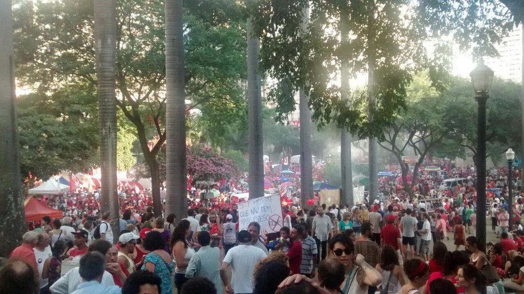 Centenas de estudantes reuniram-se, neste sábado (23), no Vale do Anhangabaú, no centro de São Paulo, para protestar contra o processo de impeachment da presidenta Dilma Rousseff; ato foi convocado pela internet e segundo um dos organizadores, Rafael Reiter, não se encerra hoje; outras manifestações devem ser marcadas nos próximos dias, principalmente no dia da votação do processo da admissibilidade do processo no Senado; protesto conta com o apoio e a presença de representantes da União Nacional dos Estudantes (UNE) e da União Brasileira dos Estudantes Secundaristas (UBES) e de outros movimentos estudantis (Foto: Paulo Emílio) Centenas de estudantes reuniram-se, neste sábado (23), no Vale do Anhangabaú, no centro de São Paulo, para protestar contra o processo de impeachment da presidenta Dilma Rousseff; ato foi convocado pela internet e segundo um dos organizadores, Rafael Reiter, não se encerra hoje; outras manifestações devem ser marcadas nos próximos dias, principalmente no dia da votação do processo da admissibilidade do processo no Senado; protesto conta com o apoio e a presença de representantes da União Nacional dos Estudantes (UNE) e da União Brasileira dos Estudantes Secundaristas (UBES) e de outros movimentos estudantis