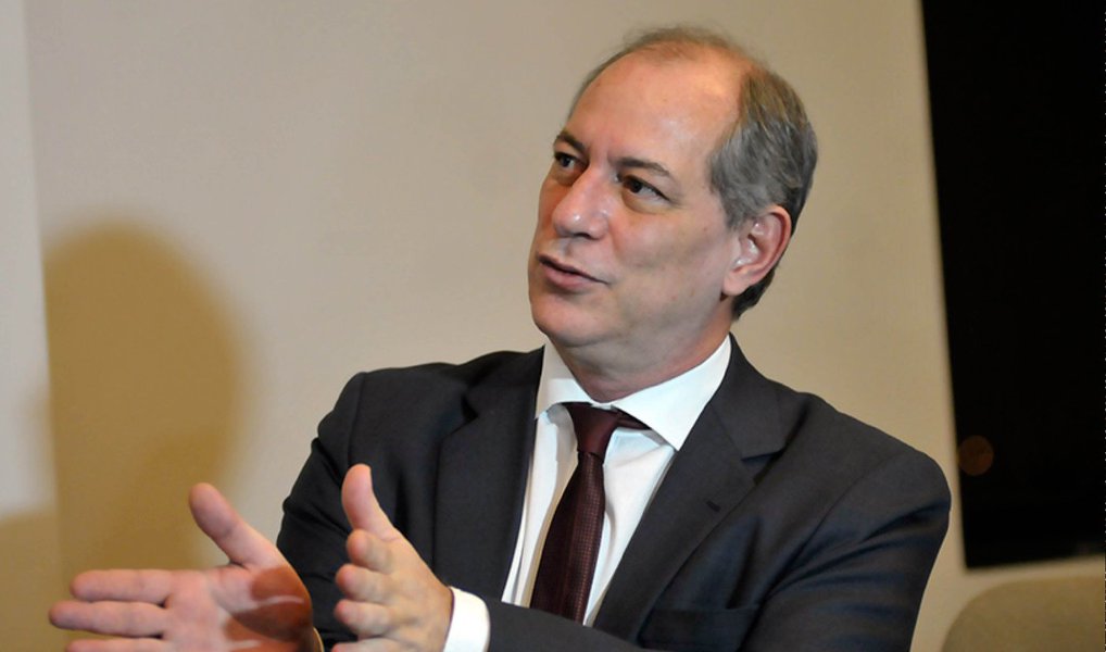 Durante palestra para estudantes da PUC de São Paulo, o ex-ministro Ciro Gomes, presidenciável pelo PDT, chamou o vice-presidente Michel Temer de "conspirador filho da puta"; "E quem está preocupado com a decência do Brasil, durma com um barulho desses, que o vice-presidente da República que assume em junho é Eduardo Cunha. E o Michel Temer, na sua vaidade de safado..."; quando Ciro cita a palavra "safado", a plateia ri. E o pré-candidato do PDT à presidência acaba elevando ainda mais o tom das críticas, chegando aos palavrões: "Não deviam rir. Esse (Temer) é um salafrário dos grandes. Conspirador filho da p..." (Foto: Aquiles Lins) Durante palestra para estudantes da PUC de São Paulo, o ex-ministro Ciro Gomes, presidenciável pelo PDT, chamou o vice-presidente Michel Temer de "conspirador filho da puta"; "E quem está preocupado com a decência do Brasil, durma com um barulho desses, que o vice-presidente da República que assume em junho é Eduardo Cunha. E o Michel Temer, na sua vaidade de safado..."; quando Ciro cita a palavra "safado", a plateia ri. E o pré-candidato do PDT à presidência acaba elevando ainda mais o tom das críticas, chegando aos palavrões: "Não deviam rir. Esse (Temer) é um salafrário dos grandes. Conspirador filho da p..."