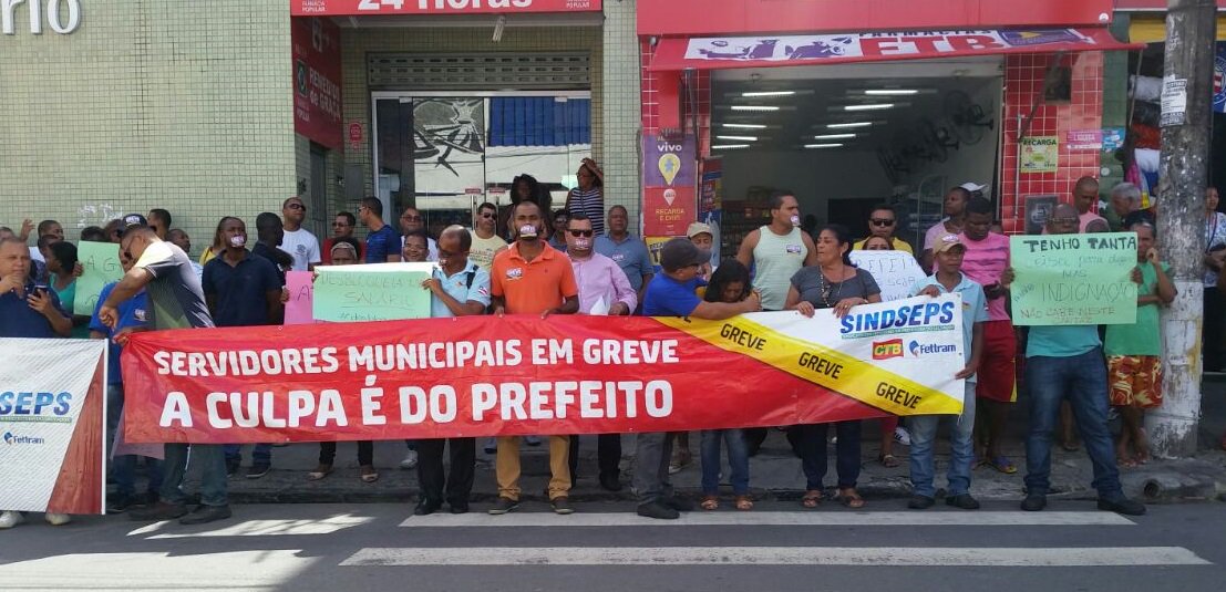 Em greve desde o dia 15 de março, os servidores da Prefeitura de Salvador fizeram mais uma assembleia nesta terça-feira e decidiram manter a paralisação; o ato aconteceu no bairro da Liberdade, na frente do Multicentro de Saúde, no momento em que o prefeito ACM Neto reinaugurava a unidade; apesar da presença do prefeito, não houve conflito; "Nosso comportamento foi de extremo zelo e estratégia. Mostramos que não há motivação política em nossa mobilização, apenas não podemos ser desprezados em nossos intentos", disse o coordenador geral do sindicato da categoria, Everaldo Braga (Foto: Romulo Faro) Em greve desde o dia 15 de março, os servidores da Prefeitura de Salvador fizeram mais uma assembleia nesta terça-feira e decidiram manter a paralisação; o ato aconteceu no bairro da Liberdade, na frente do Multicentro de Saúde, no momento em que o prefeito ACM Neto reinaugurava a unidade; apesar da presença do prefeito, não houve conflito; "Nosso comportamento foi de extremo zelo e estratégia. Mostramos que não há motivação política em nossa mobilização, apenas não podemos ser desprezados em nossos intentos", disse o coordenador geral do sindicato da categoria, Everaldo Braga