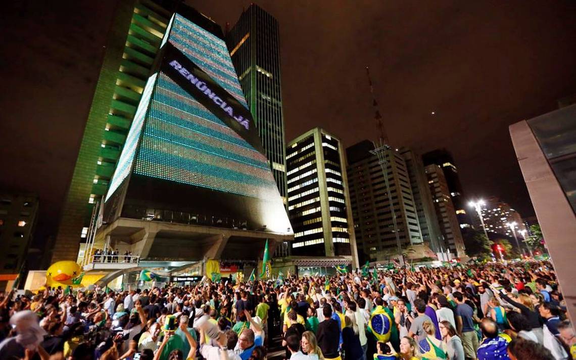 "Por oito votos a três, o STF decidiu no ano passado que as doações de empresas às campanhas eleitorais são inconstitucionais. Representam, disseram alguns dos oito que votaram na tese da OAB, uma indevida interferência do poder econômico no funcionamento da democracia. E o que dizer então da poderosa campanha do empresariado organizado a favor da derrubada da presidente Dilma Rousseff através de um processo golpista travestido de impeachment?", questiona a jornalista Tereza Cruvinel, colunista do 247 (Foto: Tereza Cruvinel) "Por oito votos a três, o STF decidiu no ano passado que as doações de empresas às campanhas eleitorais são inconstitucionais. Representam, disseram alguns dos oito que votaram na tese da OAB, uma indevida interferência do poder econômico no funcionamento da democracia. E o que dizer então da poderosa campanha do empresariado organizado a favor da derrubada da presidente Dilma Rousseff através de um processo golpista travestido de impeachment?", questiona a jornalista Tereza Cruvinel, colunista do 247