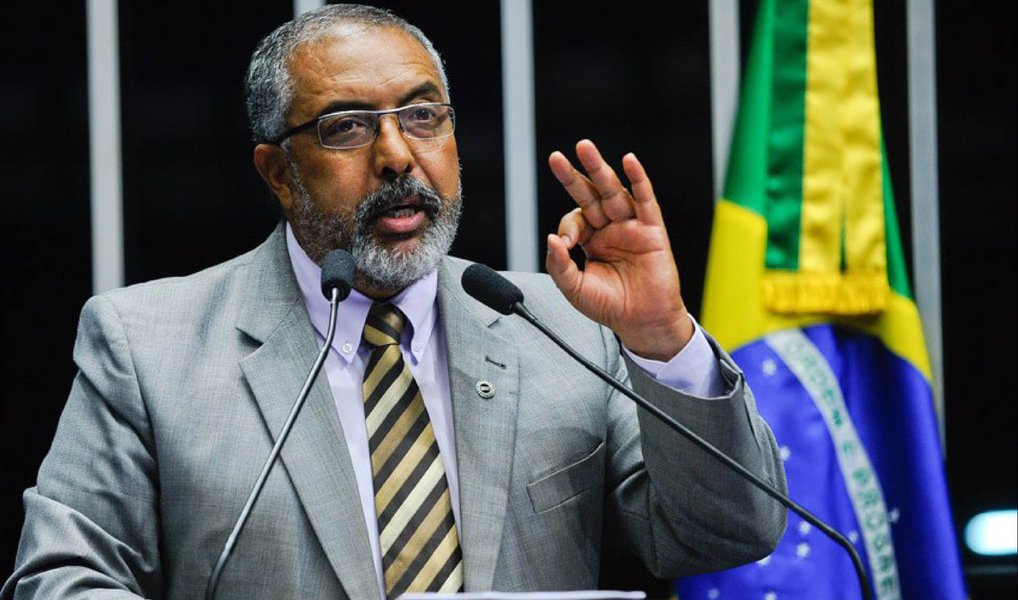 O senador Paulo Paim (PT-RS) criticou a PEC 143/2015 que permite a desvinculação de 25% da receita de estados e municípios até 31 de dezembro de 2023; o parlamentar considerou a proposta "desproporcional e abusiva" e alertou para o risco "de desmonte expressivo da já precária situação da saúde pública brasileira", com perda estimada de R$ 80 bilhões; a redução de percentuais obrigatórios para investientos na Saúde e na Educação é defendida pelo PMDB para um eventual governo do vice Michel Temer (Foto: Leonardo Lucena) O senador Paulo Paim (PT-RS) criticou a PEC 143/2015 que permite a desvinculação de 25% da receita de estados e municípios até 31 de dezembro de 2023; o parlamentar considerou a proposta "desproporcional e abusiva" e alertou para o risco "de desmonte expressivo da já precária situação da saúde pública brasileira", com perda estimada de R$ 80 bilhões; a redução de percentuais obrigatórios para investientos na Saúde e na Educação é defendida pelo PMDB para um eventual governo do vice Michel Temer