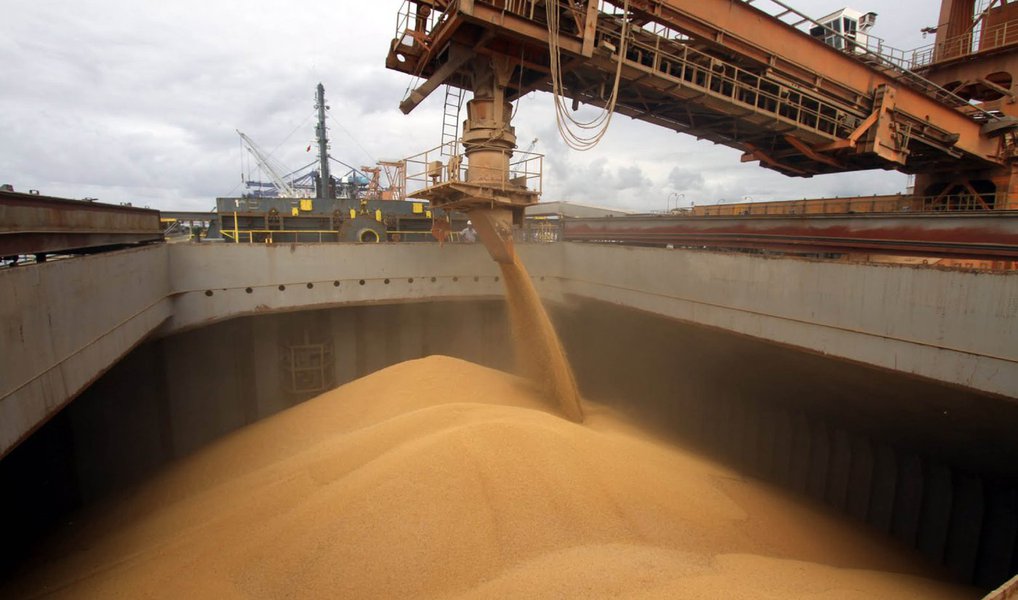 Brasil deverá ocupar mercados de soja, farelo e óleo de soja que a Argentina eventualmente deixe vazios em função de perdas decorrentes de inundações que afetam a safra do país vizinho; Argentina é o terceiro exportador global de soja em grão, atrás de Brasil e Estados Unidos, mas é líder na exportação de farelo e óleo de soja; estimativa é que as chuvas e inundações poderão reduzir a colheita argentina em cerca de 15%; em abril, as exportações de soja do Brasil superaram 10 milhões de toneladas ao mês pela primeira vez na história, o que eleva a competividade do país para ocupar o espaço resultante das dificuldades argentinas (Foto: Paulo Emílio) Brasil deverá ocupar mercados de soja, farelo e óleo de soja que a Argentina eventualmente deixe vazios em função de perdas decorrentes de inundações que afetam a safra do país vizinho; Argentina é o terceiro exportador global de soja em grão, atrás de Brasil e Estados Unidos, mas é líder na exportação de farelo e óleo de soja; estimativa é que as chuvas e inundações poderão reduzir a colheita argentina em cerca de 15%; em abril, as exportações de soja do Brasil superaram 10 milhões de toneladas ao mês pela primeira vez na história, o que eleva a competividade do país para ocupar o espaço resultante das dificuldades argentinas