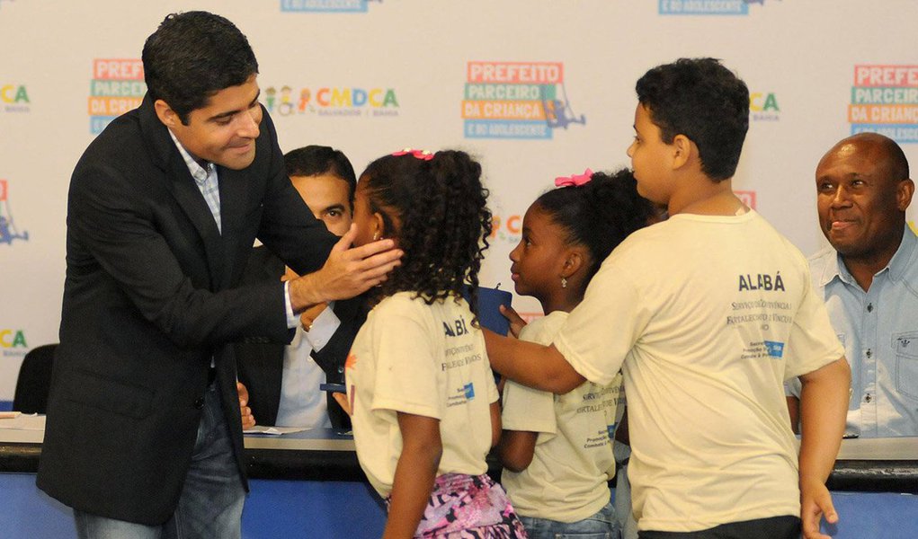 O prefeito ACM Neto, assinou convênios para preveem a execução de 19 projetos públicos e privados voltados à promoção, proteção e defesa dos direitos de crianças e adolescentes na capital; a ação é fruto do edital para chamamento público realizado pela Semps no ano passado.; Os projetos selecionados serão financiados através de recursos oriundos do Fundo Municipal dos Direitos da Criança e do Adolescente (FMDCA), e beneficiarão 2.866 crianças e adolescentes que estão em situação de risco ou vulnerabilidade social na cidade; “Ainda é pouco para o enfrentamento que ainda temos que fazer, mas uma semente já foi plantada para a melhoria do futuro dos jovens desta cidade”, salientou o prefeito (Foto: Leonardo Lucena) O prefeito ACM Neto, assinou convênios para preveem a execução de 19 projetos públicos e privados voltados à promoção, proteção e defesa dos direitos de crianças e adolescentes na capital; a ação é fruto do edital para chamamento público realizado pela Semps no ano passado.; Os projetos selecionados serão financiados através de recursos oriundos do Fundo Municipal dos Direitos da Criança e do Adolescente (FMDCA), e beneficiarão 2.866 crianças e adolescentes que estão em situação de risco ou vulnerabilidade social na cidade; “Ainda é pouco para o enfrentamento que ainda temos que fazer, mas uma semente já foi plantada para a melhoria do futuro dos jovens desta cidade”, salientou o prefeito
