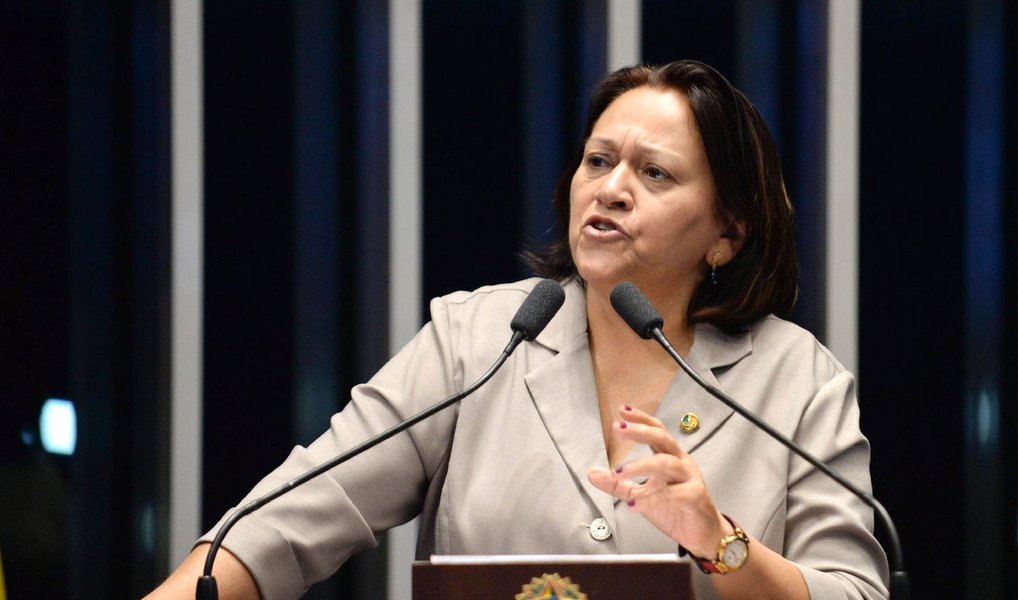 A senadora Fátima Bezerra (PT-MG) acusou o relator da comissão do impeachment, Antonio Anastasia (PSDB) de ter ele próprio praticado manobras fiscais proibidas, as chamadas pedaladas, quando foi governador de Minas Gerais; “Inclusive, o senhor usou fartamente esse instrumento quando governou o estado de Minas Gerais. O senhor usou de muita contabilidade criativa quando era governador, tanto é que os documentos do Tribunal de Contas do seu estado e de outras instâncias provam que, infelizmente, o senhor não cumpriu preceitos constitucionais sagrados como a destinação de 12% para a saúde e 25% para a educação”, disse a petista (Foto: Valter Lima) A senadora Fátima Bezerra (PT-MG) acusou o relator da comissão do impeachment, Antonio Anastasia (PSDB) de ter ele próprio praticado manobras fiscais proibidas, as chamadas pedaladas, quando foi governador de Minas Gerais; “Inclusive, o senhor usou fartamente esse instrumento quando governou o estado de Minas Gerais. O senhor usou de muita contabilidade criativa quando era governador, tanto é que os documentos do Tribunal de Contas do seu estado e de outras instâncias provam que, infelizmente, o senhor não cumpriu preceitos constitucionais sagrados como a destinação de 12% para a saúde e 25% para a educação”, disse a petista