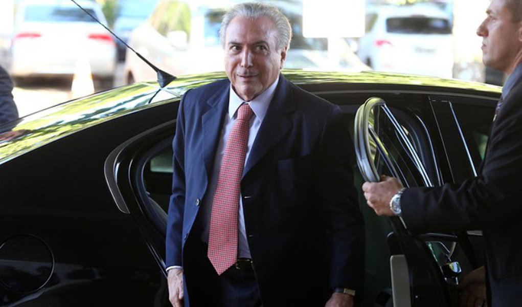 Se havia dúvida quanto à natureza golpista do vice, em sintonia fina com o presidente que ajudou a eleger na Câmara, não há mais. Diante de tudo isso, é totalmente pertinente a declaração do Ministro Jaques Wagner de que a derrota do golpe no próximo domingo fará restar a Temer uma única alternativa, a renúncia ao cargo de Vice-Presidente da República (Foto: Maria do Rosário) Se havia dúvida quanto à natureza golpista do vice, em sintonia fina com o presidente que ajudou a eleger na Câmara, não há mais. Diante de tudo isso, é totalmente pertinente a declaração do Ministro Jaques Wagner de que a derrota do golpe no próximo domingo fará restar a Temer uma única alternativa, a renúncia ao cargo de Vice-Presidente da República