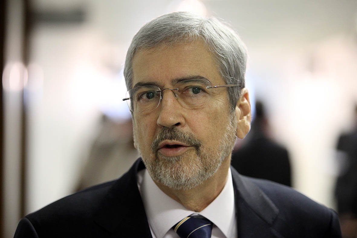 Partidos de oposição a governo Dilma anunciaram que irão protocolar representação na Procuradoria da República no Distrito Federal solicitando abertura de inquérito policial e decretação de medida cautelar de busca e apreensão de eventuais provas no hotel em que o ex-presidente Lula está hospedado em Brasília; os oposicionistas querem investigar suposta compra de votos contrários ao impeachment da presidente Dilma; "Vamos fazer uma representação junto ao Ministério Público Federal em virtude de muitas denúncias não republicanas de ocorrências no hotel", afirmou o líder do PSDB na Câmara, Antonio Imbassahy (BA); DEM, PPS, PSC e PTB também se juntaram ao pleito (Foto: Leonardo Lucena) Partidos de oposição a governo Dilma anunciaram que irão protocolar representação na Procuradoria da República no Distrito Federal solicitando abertura de inquérito policial e decretação de medida cautelar de busca e apreensão de eventuais provas no hotel em que o ex-presidente Lula está hospedado em Brasília; os oposicionistas querem investigar suposta compra de votos contrários ao impeachment da presidente Dilma; "Vamos fazer uma representação junto ao Ministério Público Federal em virtude de muitas denúncias não republicanas de ocorrências no hotel", afirmou o líder do PSDB na Câmara, Antonio Imbassahy (BA); DEM, PPS, PSC e PTB também se juntaram ao pleito
