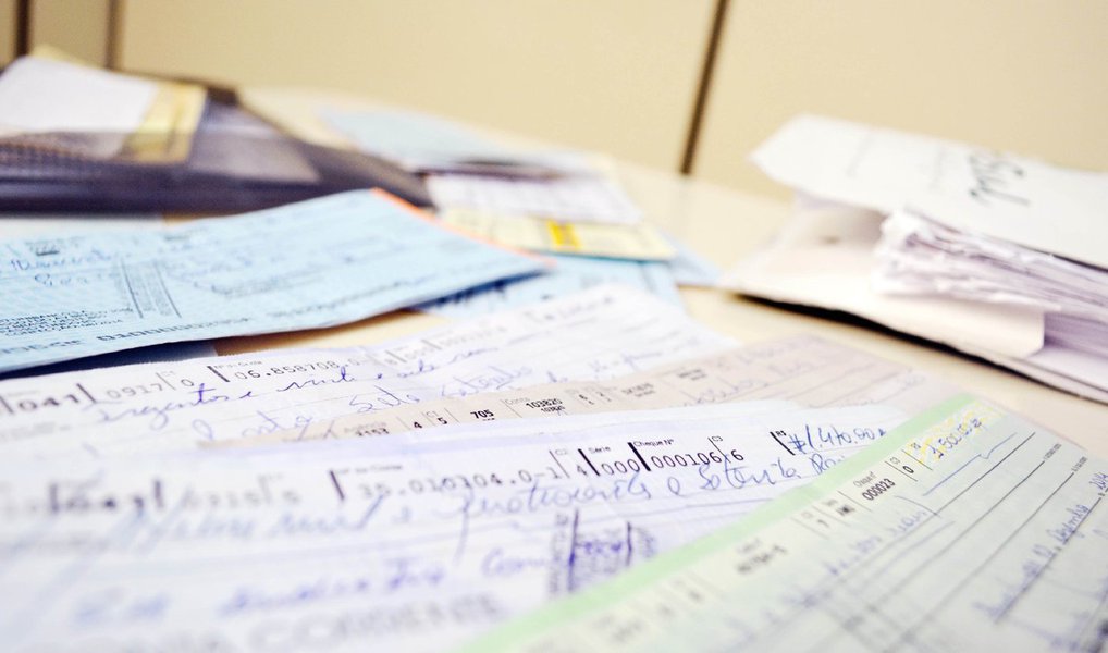 A proporção de cheques devolvidos por falta de fundos cresceu 2,66% em março último, o maior índice registrado desde 1991, na pesquisa feita pela Serasa Experian. Em fevereiro, as devoluções alcançaram 2,27% do total compensado e, em março do ano passado, a taxa foi 2,32% (Foto: Leonardo Attuch) A proporção de cheques devolvidos por falta de fundos cresceu 2,66% em março último, o maior índice registrado desde 1991, na pesquisa feita pela Serasa Experian. Em fevereiro, as devoluções alcançaram 2,27% do total compensado e, em março do ano passado, a taxa foi 2,32%