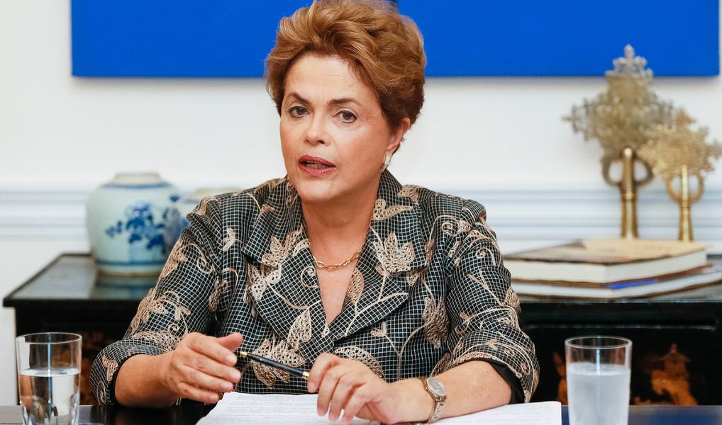 "Sabem por que os editores ignoram a presidente? Porque são golpistas", descreve o colunista do 247 Alex Solnik, sobre a insistência da mídia brasileira em destacar fatos negativos sobre Dilma Rousseff; ele conta qualquer coisa que o Eduardo Cunha ou Michel Temer sussurrem ganha manchetes, "mas Dilma é ignorada"; como exemplo de má vontade dos editores com boas manchetes da presidente, Solnik cita a declaração de Dilma sobre as falas tanto de Celso de Mello quanto de Temer antes da sua viagem e disparou: "Sabem por que eles temem ser chamados de golpistas? Porque são"; "Em condições normais de tempo e de temperatura qualquer editor de nível médio colocaria isso na manchete do seu jornal"; leia íntegra (Foto: Alex Solnik) "Sabem por que os editores ignoram a presidente? Porque são golpistas", descreve o colunista do 247 Alex Solnik, sobre a insistência da mídia brasileira em destacar fatos negativos sobre Dilma Rousseff; ele conta qualquer coisa que o Eduardo Cunha ou Michel Temer sussurrem ganha manchetes, "mas Dilma é ignorada"; como exemplo de má vontade dos editores com boas manchetes da presidente, Solnik cita a declaração de Dilma sobre as falas tanto de Celso de Mello quanto de Temer antes da sua viagem e disparou: "Sabem por que eles temem ser chamados de golpistas? Porque são"; "Em condições normais de tempo e de temperatura qualquer editor de nível médio colocaria isso na manchete do seu jornal"; leia íntegra