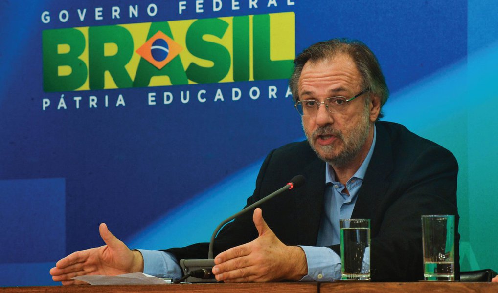 O ministro do Trabalho e Previdência Social, Miguel Rossetto, afirmou, nesta sexta (29), em ato pela democracia, que acontece na Lapa (RJ), que "é momento de dialogar e acompanhar o que está ocorrendo no Congresso Nacional"; ele pontuou que é "momento de construção da opinião democrática e da afirmação de direitos"; "O Brasil quer e deve caminha para frente por mais democracia e direito social", frisou (Foto: Valter Lima) O ministro do Trabalho e Previdência Social, Miguel Rossetto, afirmou, nesta sexta (29), em ato pela democracia, que acontece na Lapa (RJ), que "é momento de dialogar e acompanhar o que está ocorrendo no Congresso Nacional"; ele pontuou que é "momento de construção da opinião democrática e da afirmação de direitos"; "O Brasil quer e deve caminha para frente por mais democracia e direito social", frisou