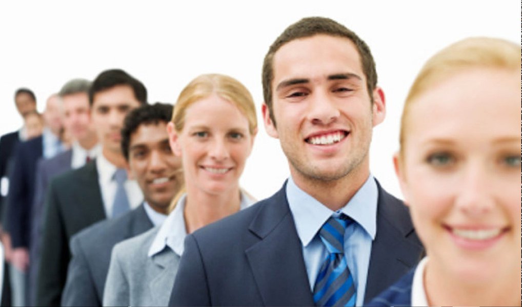 Mais do que clientes, uma empresa que visa causar impacto precisa de “seguidores”, pessoas que acreditem e compartilhem dos seus valores e façam questão de mostrar para o mundo com orgulho que usam o seu produto ou serviço; um das três dicas para driblar este cenário é encontrar um público carente; não procure competir para “roubar clientes felizes”, ao invés disso seu foco deve ser encontrar um público abandonado pelos seus competidores (Foto: Leonardo Lucena) Mais do que clientes, uma empresa que visa causar impacto precisa de “seguidores”, pessoas que acreditem e compartilhem dos seus valores e façam questão de mostrar para o mundo com orgulho que usam o seu produto ou serviço; um das três dicas para driblar este cenário é encontrar um público carente; não procure competir para “roubar clientes felizes”, ao invés disso seu foco deve ser encontrar um público abandonado pelos seus competidores