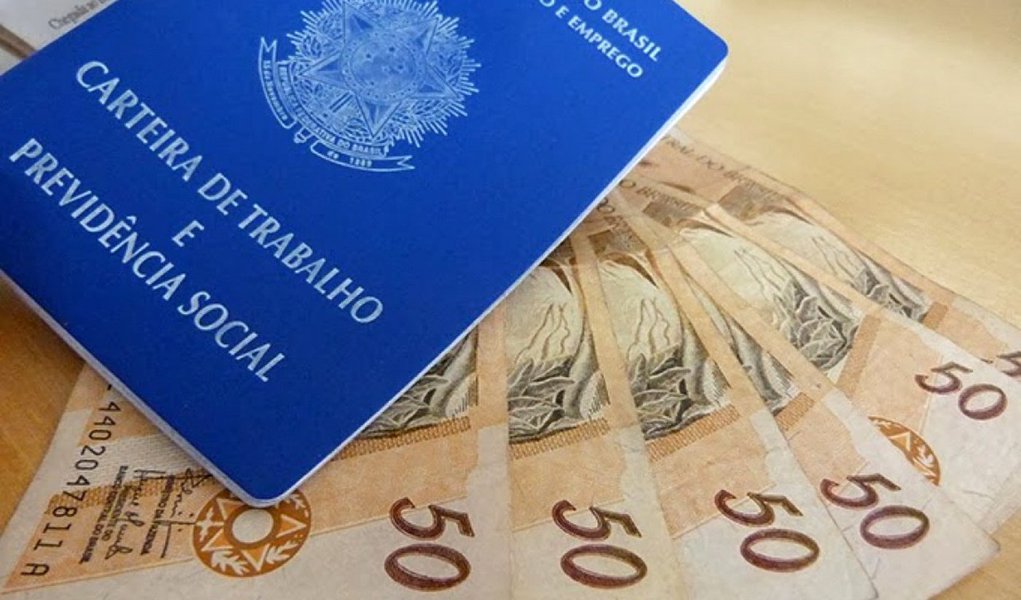 A Assembleia Legislativa aprovou o projeto de lei encaminhado pelo governo estadual que fixa, a partir de 1º de maio, os valores do piso salarial do Estado do Paraná e sua política de valorização; o piso variará de R$ 1.148,40 a R$ 1.326,60; o maior piso é para o grupo de técnicos do nível médio (R$ 1.326,60), seguido pelos trabalhadores da produção de bens e serviços industriais, com piso de R$ 1.234,20, pelos trabalhadores de serviços, vendedores do comércio em lojas e mercados e trabalhadores de reparação e manutenção, que devem ter remuneração mínima de R$ 1.190,20 e o piso de R$ 1.148,40 aos trabalhadores agropecuários, florestais e da pesca (Foto: Leonardo Lucena) A Assembleia Legislativa aprovou o projeto de lei encaminhado pelo governo estadual que fixa, a partir de 1º de maio, os valores do piso salarial do Estado do Paraná e sua política de valorização; o piso variará de R$ 1.148,40 a R$ 1.326,60; o maior piso é para o grupo de técnicos do nível médio (R$ 1.326,60), seguido pelos trabalhadores da produção de bens e serviços industriais, com piso de R$ 1.234,20, pelos trabalhadores de serviços, vendedores do comércio em lojas e mercados e trabalhadores de reparação e manutenção, que devem ter remuneração mínima de R$ 1.190,20 e o piso de R$ 1.148,40 aos trabalhadores agropecuários, florestais e da pesca