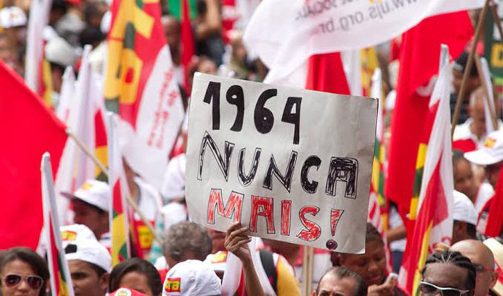 No fogo cruzado da luta política, artistas, juristas e intelectuais reúnem-se nesta quarta-feira 16 no Teatro da Universidade Católica de São Paulo (Tuca) e sexta-feira (18) na Avenida Paulista, com a participação do ex-presidente Lula, como também em diferentes estados, com o objetivo anunciado de defender a democracia e a legalidade constitucional no país (Foto: Gisele Federicce) No fogo cruzado da luta política, artistas, juristas e intelectuais reúnem-se nesta quarta-feira 16 no Teatro da Universidade Católica de São Paulo (Tuca) e sexta-feira (18) na Avenida Paulista, com a participação do ex-presidente Lula, como também em diferentes estados, com o objetivo anunciado de defender a democracia e a legalidade constitucional no país