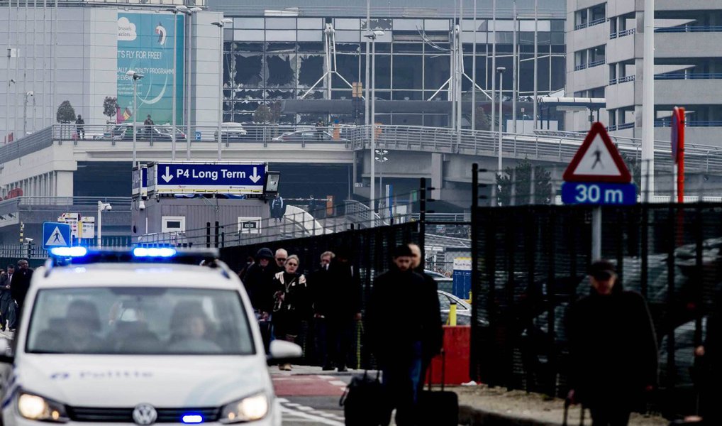 Em um comunicado em que reivindica a autoria dos ataques em Bruxelas, que deixaram ao menos 34 mortos, o grupo extremista Estado Islâmico ameaça realizar ataques “mais duros e mais amargos” contra os países que combatem os jihadistas; “Uma célula secreta de soldados do califado lançou-se contra a cruzada Bélgica que não cessou de combater o Islã”, diz o texto, divulgado em francês e em árabe (Foto: Leonardo Lucena) Em um comunicado em que reivindica a autoria dos ataques em Bruxelas, que deixaram ao menos 34 mortos, o grupo extremista Estado Islâmico ameaça realizar ataques “mais duros e mais amargos” contra os países que combatem os jihadistas; “Uma célula secreta de soldados do califado lançou-se contra a cruzada Bélgica que não cessou de combater o Islã”, diz o texto, divulgado em francês e em árabe