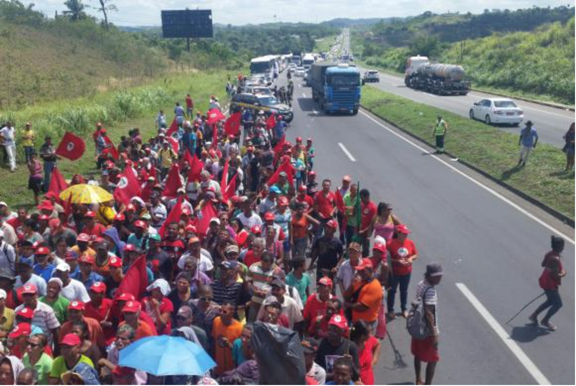 O bloqueio feito pelos manifestantes e mini trio elétrico atravessado na via ocorreu em protesto contra o impeachment da presidenta Dilma Rousseff (PT), no quilômetro 603 da BR-324. Após o desbloqueio, os integrantes seguem para o Farol da Barra, em Salvador, onde pretendem permanecer em vigília até amanhã (17), para acompanhar a votação (Foto: Rodrigo Rocha) O bloqueio feito pelos manifestantes e mini trio elétrico atravessado na via ocorreu em protesto contra o impeachment da presidenta Dilma Rousseff (PT), no quilômetro 603 da BR-324. Após o desbloqueio, os integrantes seguem para o Farol da Barra, em Salvador, onde pretendem permanecer em vigília até amanhã (17), para acompanhar a votação