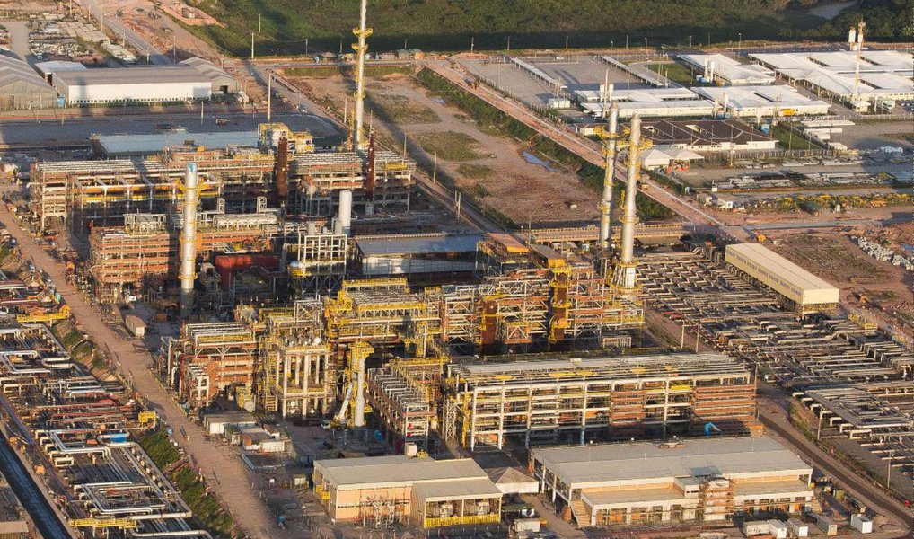 Polícia Federal (PF) concluiu que o chamado clube das empreiteiras atuou para assegurar que a licitação para as obras da Refinaria Abreu e Lima, em Pernambuco, fossem ganhas pelas construtoras OAS e Odebrecht; segundo os peritos da PF, o cartel conseguiu, ainda, que o preço pago fosse maior que o real em até três vezes; "De posse das informações privilegiadas e em conluio com outras empresas as Construtoras Norberto Odebrecht e OAS puderam impor propostas com preços majorados, aumentando o potencial de lucro na execução dos contratos de R$ 1.164.691.321,42", pontua o relatório da perícia (Foto: Paulo Emílio) Polícia Federal (PF) concluiu que o chamado clube das empreiteiras atuou para assegurar que a licitação para as obras da Refinaria Abreu e Lima, em Pernambuco, fossem ganhas pelas construtoras OAS e Odebrecht; segundo os peritos da PF, o cartel conseguiu, ainda, que o preço pago fosse maior que o real em até três vezes; "De posse das informações privilegiadas e em conluio com outras empresas as Construtoras Norberto Odebrecht e OAS puderam impor propostas com preços majorados, aumentando o potencial de lucro na execução dos contratos de R$ 1.164.691.321,42", pontua o relatório da perícia