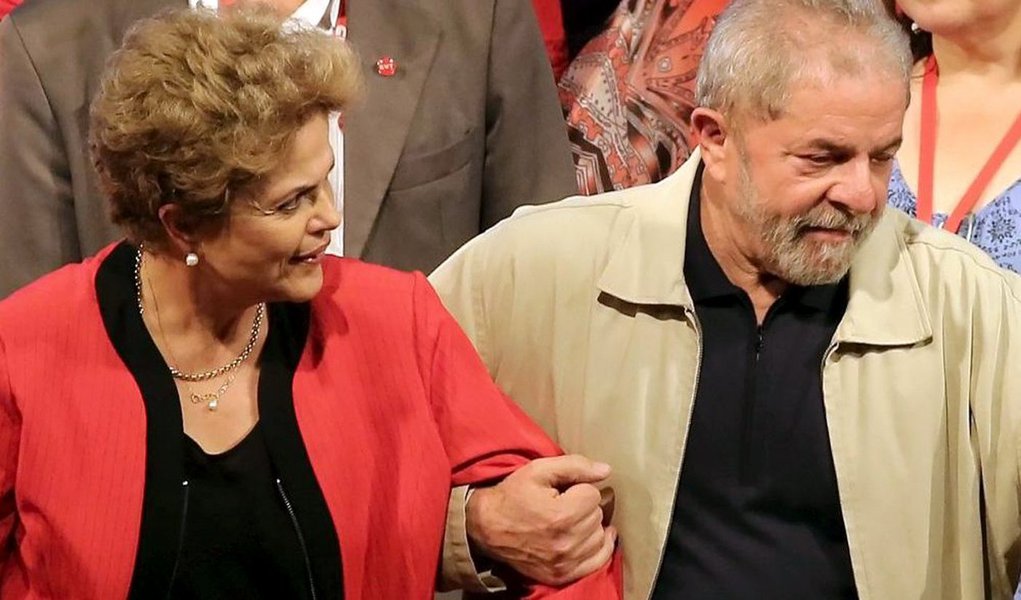Presidente Dilma Rousseff e o ex-presidente Lula estão reunidos nesta manhã para retomar as conversas sobre a possível nomeação de Lula para um dos ministérios do governo; além de Dilma e Lula, foram vistos entrando no Palácio da Alvorada nesta manhã os ministros Jaques Wagner (Casa Civil) e Nelson Barbosa (Fazenda); ministro da Educação, Aloizio Mercadante, que foi citado pelo senador Delcídio do Amaral em delação premiada, também foi para o Alvorada na manhã desta quarta (Foto: Aquiles Lins) Presidente Dilma Rousseff e o ex-presidente Lula estão reunidos nesta manhã para retomar as conversas sobre a possível nomeação de Lula para um dos ministérios do governo; além de Dilma e Lula, foram vistos entrando no Palácio da Alvorada nesta manhã os ministros Jaques Wagner (Casa Civil) e Nelson Barbosa (Fazenda); ministro da Educação, Aloizio Mercadante, que foi citado pelo senador Delcídio do Amaral em delação premiada, também foi para o Alvorada na manhã desta quarta