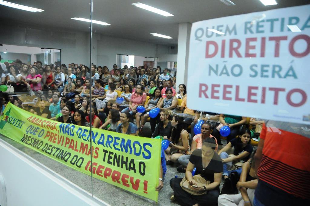 Medida Provisória do prefeito Carlos Amastha (PSB) propõe criação de vários cargos comissionados e o aumento das competências do presidente do PreviPalmas, indicado pelo prefeito; servidores protestaram na Câmara e a votação foi adiada para esta quarta-feira 30; segundo o Sintet, a medida aumenta o custo das despesas em cerca de R$ 1,3 milhão e pode acarretar prejuízos aos servidores públicos; relator da matéria na CCJ, vereador João Campos (PSC), a MP 04 não apresenta o estudo do impacto financeiro que a alteração irá gerar ao Previpalmas, em desacordo ao que determina a legislação (Foto: Aquiles Lins) Medida Provisória do prefeito Carlos Amastha (PSB) propõe criação de vários cargos comissionados e o aumento das competências do presidente do PreviPalmas, indicado pelo prefeito; servidores protestaram na Câmara e a votação foi adiada para esta quarta-feira 30; segundo o Sintet, a medida aumenta o custo das despesas em cerca de R$ 1,3 milhão e pode acarretar prejuízos aos servidores públicos; relator da matéria na CCJ, vereador João Campos (PSC), a MP 04 não apresenta o estudo do impacto financeiro que a alteração irá gerar ao Previpalmas, em desacordo ao que determina a legislação