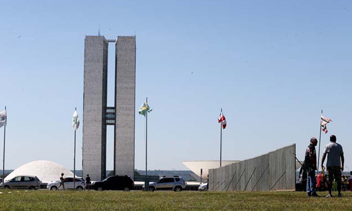 As medidas de segurança traçadas para a semana de manifestações na semana de votação do impeachment da presidente Dilma Rousseff já começaram neste domingo na Esplanada dos Ministérios; a Secretaria de Segurança Pública do DF instalou barreiras no meio da Esplanada, separando as alas sul e norte; objetivo é evitar confronto entre os manifestantes pró e contra o impeachment; até o gramado do Congresso Nacional, ponto tradicional das manifestações, já está separado ao meio (Foto: Romulo Faro) As medidas de segurança traçadas para a semana de manifestações na semana de votação do impeachment da presidente Dilma Rousseff já começaram neste domingo na Esplanada dos Ministérios; a Secretaria de Segurança Pública do DF instalou barreiras no meio da Esplanada, separando as alas sul e norte; objetivo é evitar confronto entre os manifestantes pró e contra o impeachment; até o gramado do Congresso Nacional, ponto tradicional das manifestações, já está separado ao meio