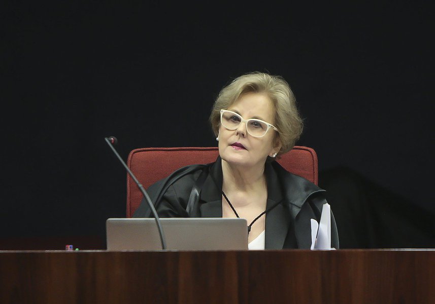 A ministra do Supremo Tribunal Federal Rosa Weber vai relatar o habeas corpus apresentado pela defesa do ex-presidente Lula para suspender a decisão de Gilmar Mendes, que anulou a nomeação de Lula como ministro da Casa Civil e mandou o caso do ex-presidente para o juiz Sérgio Moro, que cuida da Lava Jato em primeira instância; a redistribuição foi feita por meio eletrônico, após o ministro Edson Fachin se declarar impedido para julgar o recurso (Foto: Gisele Federicce) A ministra do Supremo Tribunal Federal Rosa Weber vai relatar o habeas corpus apresentado pela defesa do ex-presidente Lula para suspender a decisão de Gilmar Mendes, que anulou a nomeação de Lula como ministro da Casa Civil e mandou o caso do ex-presidente para o juiz Sérgio Moro, que cuida da Lava Jato em primeira instância; a redistribuição foi feita por meio eletrônico, após o ministro Edson Fachin se declarar impedido para julgar o recurso