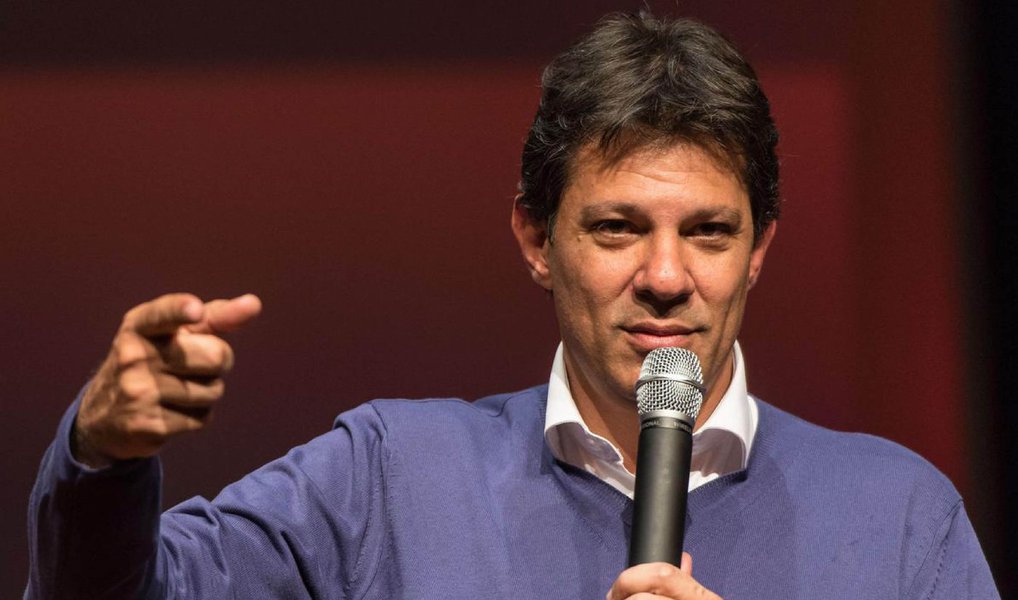 “Por que eu chamo assim? Eu não vejo condição de aplicar a regra jurídica que estão aplicando para a questão da contabilidade fiscal do governo federal aos governos estaduais. Se forem fazer a mesma regra no plano estadual, muito governador eleito teria que sair”, disse o prefeito de São Paulo, Fernando Haddad (PT); ao defender o seu partido, ele afirmou que a legenda "tem 1,5 milhão de filiados e um conjunto expressivo de militantes muito aguerridos pela causa social. "Você atribuir a uma agremiação um erro que pode ter sido cometido por uma, duas, três, dez pessoas, eu não acho correto" (Foto: Leonardo Lucena) “Por que eu chamo assim? Eu não vejo condição de aplicar a regra jurídica que estão aplicando para a questão da contabilidade fiscal do governo federal aos governos estaduais. Se forem fazer a mesma regra no plano estadual, muito governador eleito teria que sair”, disse o prefeito de São Paulo, Fernando Haddad (PT); ao defender o seu partido, ele afirmou que a legenda "tem 1,5 milhão de filiados e um conjunto expressivo de militantes muito aguerridos pela causa social. "Você atribuir a uma agremiação um erro que pode ter sido cometido por uma, duas, três, dez pessoas, eu não acho correto"