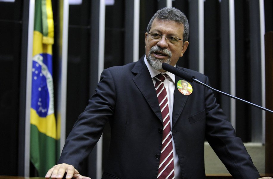 Segunda maior bancada na Câmara, o PT é o segundo partido a defender sua posição na tribuna da Câmara nesta sexta-feira; o líder do partido na Casa, Afonso Florence, afirmou que, ao contrário do que se propaga no Congresso, a oposição não tem votos suficientes para aprovar o impedimento da presidenta Dilma Rousseff; "Não haverá uma eleição. Dilma não será derrotada e não será eleita a chapa Temer-Cunha, porque eles não têm, não tiveram e nunca terão os 342 votos 'sim'", afirma Florence (Foto: Romulo Faro) Segunda maior bancada na Câmara, o PT é o segundo partido a defender sua posição na tribuna da Câmara nesta sexta-feira; o líder do partido na Casa, Afonso Florence, afirmou que, ao contrário do que se propaga no Congresso, a oposição não tem votos suficientes para aprovar o impedimento da presidenta Dilma Rousseff; "Não haverá uma eleição. Dilma não será derrotada e não será eleita a chapa Temer-Cunha, porque eles não têm, não tiveram e nunca terão os 342 votos 'sim'", afirma Florence