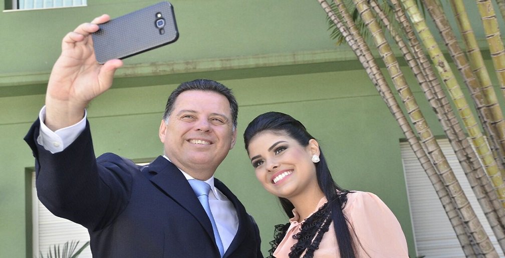 Governador recebeu nesta quarta-feira, no Palácio das Esmeraldas, a goiana Munik, que venceu o BBB 16; “Mantenha o foco, seja disciplinada, estude e leia muito”, disse Marconi para a jovem que conquistou o Brasil com sua simpatia; Marconi reforçou que torce sempre pelo sucesso dos goianos em todas as áreas (Foto: José Barbacena) Governador recebeu nesta quarta-feira, no Palácio das Esmeraldas, a goiana Munik, que venceu o BBB 16; “Mantenha o foco, seja disciplinada, estude e leia muito”, disse Marconi para a jovem que conquistou o Brasil com sua simpatia; Marconi reforçou que torce sempre pelo sucesso dos goianos em todas as áreas