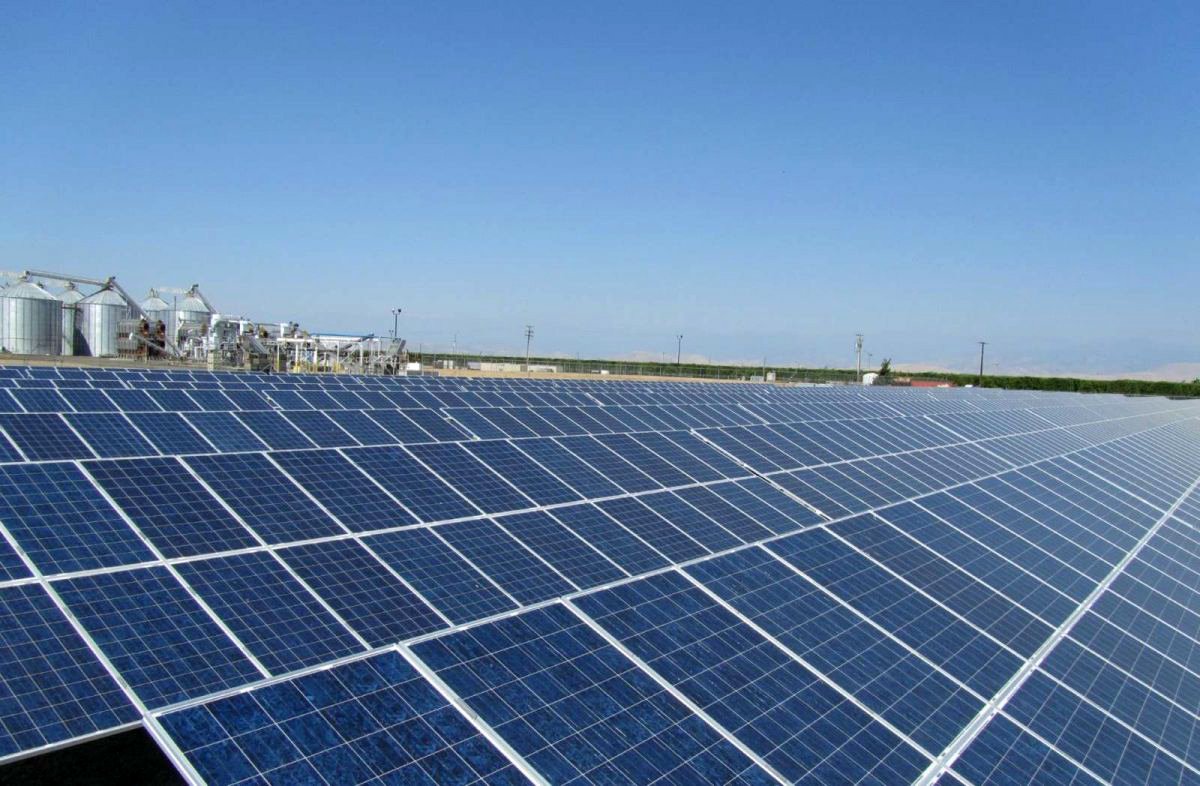 O sol o ano inteiro também traz perspectivas de desenvolvimento econômico e o Norte de Minas segue esse caminho a partir da produção de energia solar; para tanto, o governo de Minas Gerais está concluindo o planejamento para instalação de usinas solares; aos poucos os gargalos estão sendo superados, caso das linhas de transmissão e das fontes de financiamento; expectativa é de que nos próximos cinco anos sejam investidos R$ 19 bilhões na região; empresas estrangeiras já anunciaram interesse (Foto: Voney Malta) O sol o ano inteiro também traz perspectivas de desenvolvimento econômico e o Norte de Minas segue esse caminho a partir da produção de energia solar; para tanto, o governo de Minas Gerais está concluindo o planejamento para instalação de usinas solares; aos poucos os gargalos estão sendo superados, caso das linhas de transmissão e das fontes de financiamento; expectativa é de que nos próximos cinco anos sejam investidos R$ 19 bilhões na região; empresas estrangeiras já anunciaram interesse
