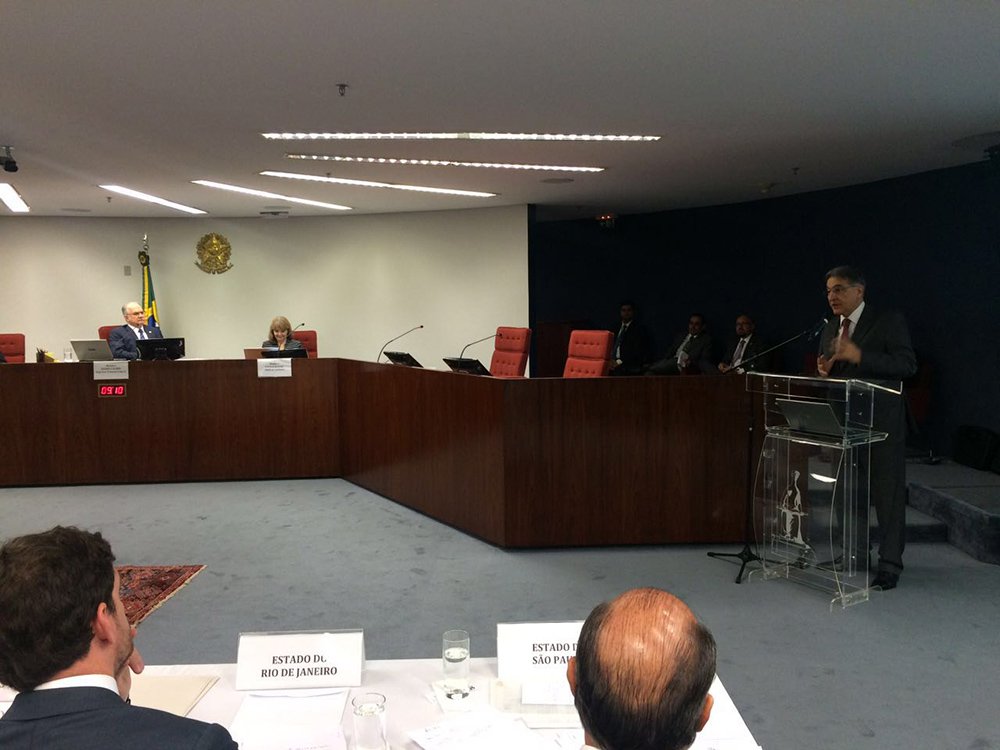 Governador de Minas, Fernando Pimentel defendeu, em Brasília, o respeito á Lei Complementar 148, que possibilitou não apenas a troca do indexador da dívida dos estados com a União para juros simples como também permitiu a aplicação retroativa a 31 de dezembro de 2012; durante encontro com o ministro do STF Luiz Edson Fachin e outros governadores, o chefe do executivo mineiro afirmou ser necessário rever o Decreto 8.616, de 2015, que tira os benefícios previstos pela lei, impondo mais dificuldades para os Estados pagar a dívida; “O que está em jogo aqui é se nós vamos respeitar o que está na lei, que é clara, ou se vamos jogá-la fora e usar o que está no decreto, que contrapõe a lei” (Foto: Leonardo Lucena) Governador de Minas, Fernando Pimentel defendeu, em Brasília, o respeito á Lei Complementar 148, que possibilitou não apenas a troca do indexador da dívida dos estados com a União para juros simples como também permitiu a aplicação retroativa a 31 de dezembro de 2012; durante encontro com o ministro do STF Luiz Edson Fachin e outros governadores, o chefe do executivo mineiro afirmou ser necessário rever o Decreto 8.616, de 2015, que tira os benefícios previstos pela lei, impondo mais dificuldades para os Estados pagar a dívida; “O que está em jogo aqui é se nós vamos respeitar o que está na lei, que é clara, ou se vamos jogá-la fora e usar o que está no decreto, que contrapõe a lei”