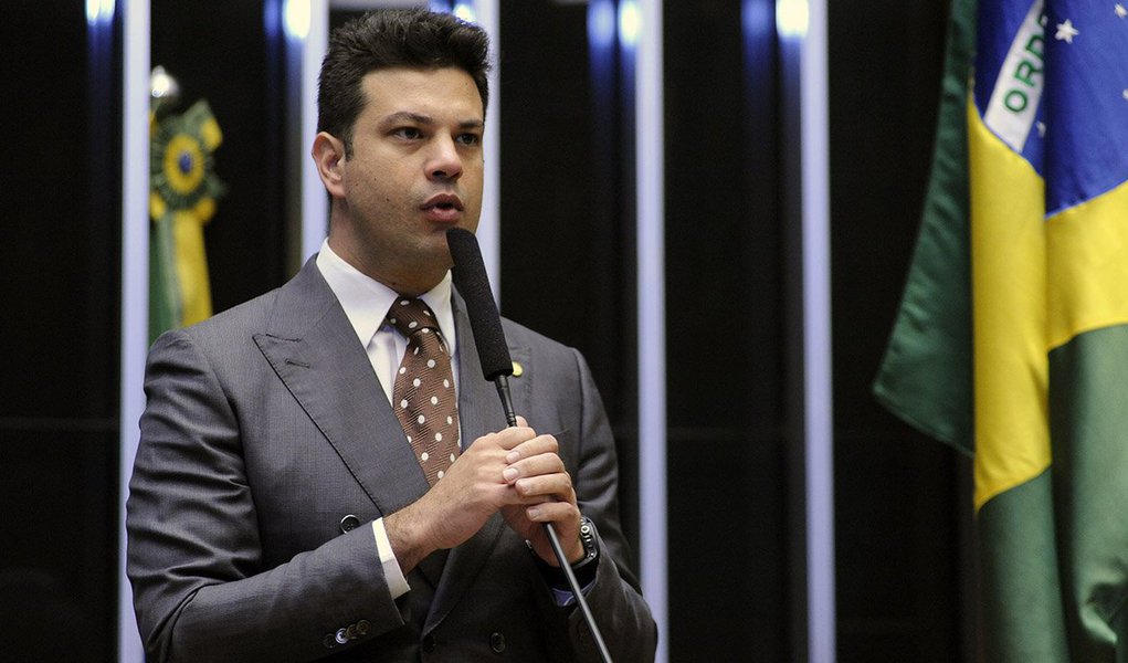 Apesar de orientar a bancada do PMDB a votar pelo impeachment, em discurso na Câmara, pois esta foi a posição da maioria dos deputados do partido, o líder Leonardo Picciani (RJ) criticou a maneira pela qual o caso foi conduzido e pediu aos parlamentares que, após o término do processo, tenham um gesto de "grandeza" e não repitam o clima de guerra registrado após a reeleição da presidete Dilma em 2014; "Quero fazer um apelo aos meus colegas de bancada. Seja qual for o resultado no próximo domingo, que nós todos tenhamos a grandeza no país, grandeza que faltou no pós-eleição de 2014", disse, citando erros do governo e da oposição, que não aceitou o resultado das urnas (Foto: Paulo Emílio) Apesar de orientar a bancada do PMDB a votar pelo impeachment, em discurso na Câmara, pois esta foi a posição da maioria dos deputados do partido, o líder Leonardo Picciani (RJ) criticou a maneira pela qual o caso foi conduzido e pediu aos parlamentares que, após o término do processo, tenham um gesto de "grandeza" e não repitam o clima de guerra registrado após a reeleição da presidete Dilma em 2014; "Quero fazer um apelo aos meus colegas de bancada. Seja qual for o resultado no próximo domingo, que nós todos tenhamos a grandeza no país, grandeza que faltou no pós-eleição de 2014", disse, citando erros do governo e da oposição, que não aceitou o resultado das urnas