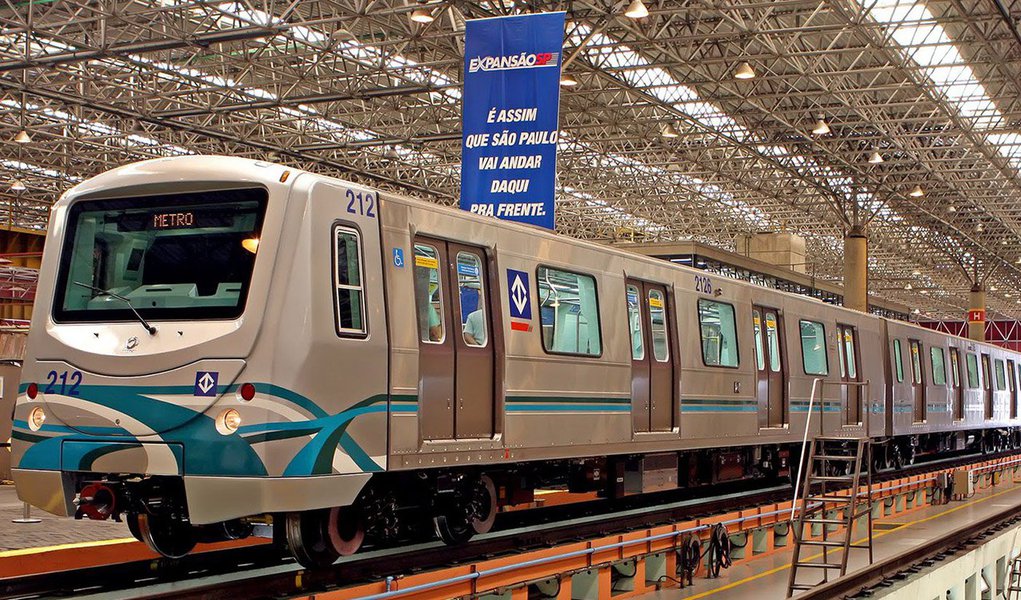 A Companhia do Metropolitano de São Paulo (Metrô) vai implantar um programa de demissão voluntária (PDV) para reduzir os gastos da folha salarial. Segundo a Secretaria dos Transportes Metropolitanos, a medida já foi aprovado por todos os órgãos competentes e agora será encaminhada à Procuradoria Geral do Estado (PGE) para consulta final; os detalhes do PDV não foram divulgados, mas a Secretaria garantiu que não haverá prejuízo aos usuários do metrô porque, a cada adesão ao plano, haverá substituição simultânea do servidor na prestação de serviços. Segundo a assessoria de imprensa do metrô, o objetivo é reduzir custos (Foto: Leonardo Lucena) A Companhia do Metropolitano de São Paulo (Metrô) vai implantar um programa de demissão voluntária (PDV) para reduzir os gastos da folha salarial. Segundo a Secretaria dos Transportes Metropolitanos, a medida já foi aprovado por todos os órgãos competentes e agora será encaminhada à Procuradoria Geral do Estado (PGE) para consulta final; os detalhes do PDV não foram divulgados, mas a Secretaria garantiu que não haverá prejuízo aos usuários do metrô porque, a cada adesão ao plano, haverá substituição simultânea do servidor na prestação de serviços. Segundo a assessoria de imprensa do metrô, o objetivo é reduzir custos