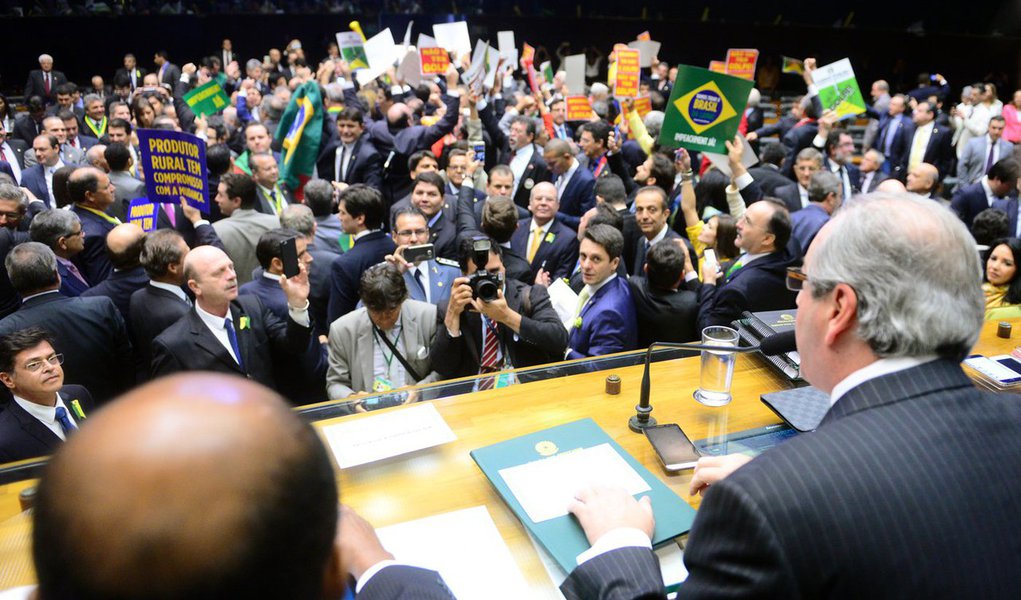 Para o jornalista Paulo Nogueira, do DCM, uma coisa que não estava absolutamente nos planos dos golpistas acabou se tornando a mais letal propaganda contra o golpe: a sessão da Câmara que aprovou o impeachment; “parecia uma festa no hospício, comandada por um psicopata”, diz; ele ressalta que até a imprensa internacional está, nestes dias, fazendo piada dos motivos invocados na Câmara para o sim (Foto: Roberta Namour) Para o jornalista Paulo Nogueira, do DCM, uma coisa que não estava absolutamente nos planos dos golpistas acabou se tornando a mais letal propaganda contra o golpe: a sessão da Câmara que aprovou o impeachment; “parecia uma festa no hospício, comandada por um psicopata”, diz; ele ressalta que até a imprensa internacional está, nestes dias, fazendo piada dos motivos invocados na Câmara para o sim