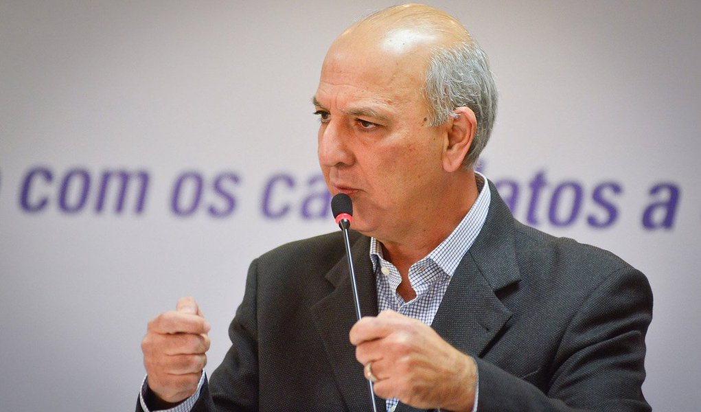 Com base em diálogo captado numa das audiências de instrução na 7ª Vara Criminal, o advogado Nélio Machado, que defende o ex-governador do Distrito Federal José Roberto Arruda, impetrou no TJDFT um habeas corpus alegando que a gravação evidencia uma combinação entre os promotores Carlos Augusto Silva Nina e Sérgio Bruno Cabral Fernandes, do Gaeco, e o juiz Atalá Correia, para impedir a produção de provas em favor dos réus da Pandora; a operação foi deflagrada em 2009 pela Polícia Federal, que desmantelou o esquema conhecido como 'mensalão do DEM' (Foto: Leonardo Lucena) Com base em diálogo captado numa das audiências de instrução na 7ª Vara Criminal, o advogado Nélio Machado, que defende o ex-governador do Distrito Federal José Roberto Arruda, impetrou no TJDFT um habeas corpus alegando que a gravação evidencia uma combinação entre os promotores Carlos Augusto Silva Nina e Sérgio Bruno Cabral Fernandes, do Gaeco, e o juiz Atalá Correia, para impedir a produção de provas em favor dos réus da Pandora; a operação foi deflagrada em 2009 pela Polícia Federal, que desmantelou o esquema conhecido como 'mensalão do DEM'