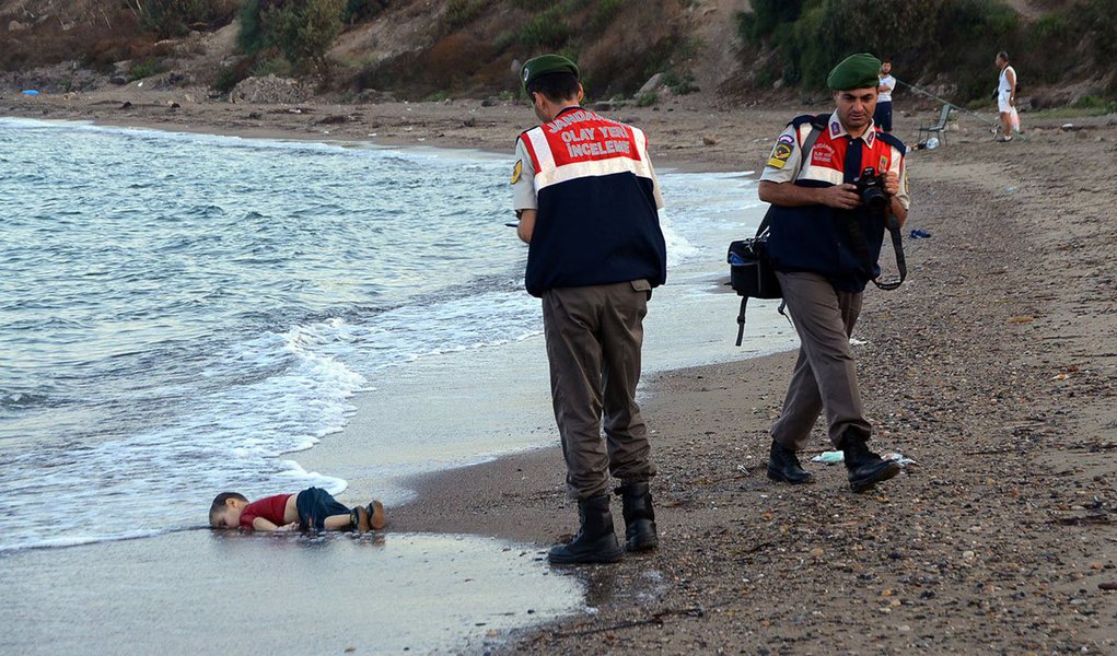 Uma criança de 2 anos morreu afogada, na costa grega, após o naufrágio de uma embarcação que transportava migrantes desde a Turquia. Foi a primeira morte de migrantes, em 2016, no Mar Egeu, informou ontem a Guarda Costeira da Grécia; o caso lembra o do menino sírio Aylan, que, em 2015, chocou o mundo (Foto: Leonardo Attuch) Uma criança de 2 anos morreu afogada, na costa grega, após o naufrágio de uma embarcação que transportava migrantes desde a Turquia. Foi a primeira morte de migrantes, em 2016, no Mar Egeu, informou ontem a Guarda Costeira da Grécia; o caso lembra o do menino sírio Aylan, que, em 2015, chocou o mundo