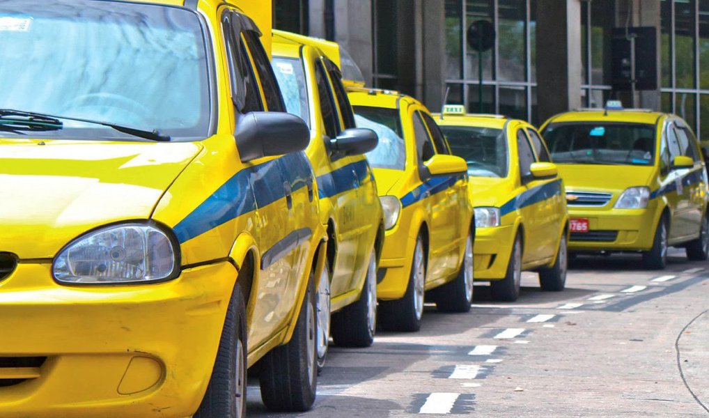 As tarifas do serviço de táxi no Rio terão reajuste de 10,5% no próximo sábado (2); no cálculo do aumento foi usada a inflação oficial dos últimos 12 meses, que ficou em 10,48%; a bandeirada do táxi convencional passará para R$ 5,40 e a hora parada, R$ 28,98; o quilômetro rodado custará R$ 2,30; para táxi executivo, a bandeirada será R$ 7 e a hora parada, R$ 50,40. O quilômetro rodado vai para R$ 4,00 (Foto: Leonardo Lucena) As tarifas do serviço de táxi no Rio terão reajuste de 10,5% no próximo sábado (2); no cálculo do aumento foi usada a inflação oficial dos últimos 12 meses, que ficou em 10,48%; a bandeirada do táxi convencional passará para R$ 5,40 e a hora parada, R$ 28,98; o quilômetro rodado custará R$ 2,30; para táxi executivo, a bandeirada será R$ 7 e a hora parada, R$ 50,40. O quilômetro rodado vai para R$ 4,00