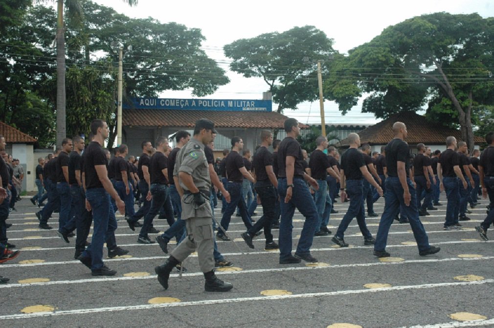 Na manhã desta quarta-feira, a cúpula da Polícia Militar e o governador em exercício José Eliton prestigiaram o ingresso de 742 novos integrantes da corporação; 685 assumem como soldado, 40 cadetes, 10 oficiais de saúde e sete músicos; esse efetivo corresponde aos aprovados no concurso realizado em 2012 e que aguardavam, desde então, a convocação oficial; Eliton destacou o fortalecimento concedido ao aparato da segurança pública do Estado, ao elogiar a atuação da corporação ao longo dos anos (Foto: José Barbacena) Na manhã desta quarta-feira, a cúpula da Polícia Militar e o governador em exercício José Eliton prestigiaram o ingresso de 742 novos integrantes da corporação; 685 assumem como soldado, 40 cadetes, 10 oficiais de saúde e sete músicos; esse efetivo corresponde aos aprovados no concurso realizado em 2012 e que aguardavam, desde então, a convocação oficial; Eliton destacou o fortalecimento concedido ao aparato da segurança pública do Estado, ao elogiar a atuação da corporação ao longo dos anos
